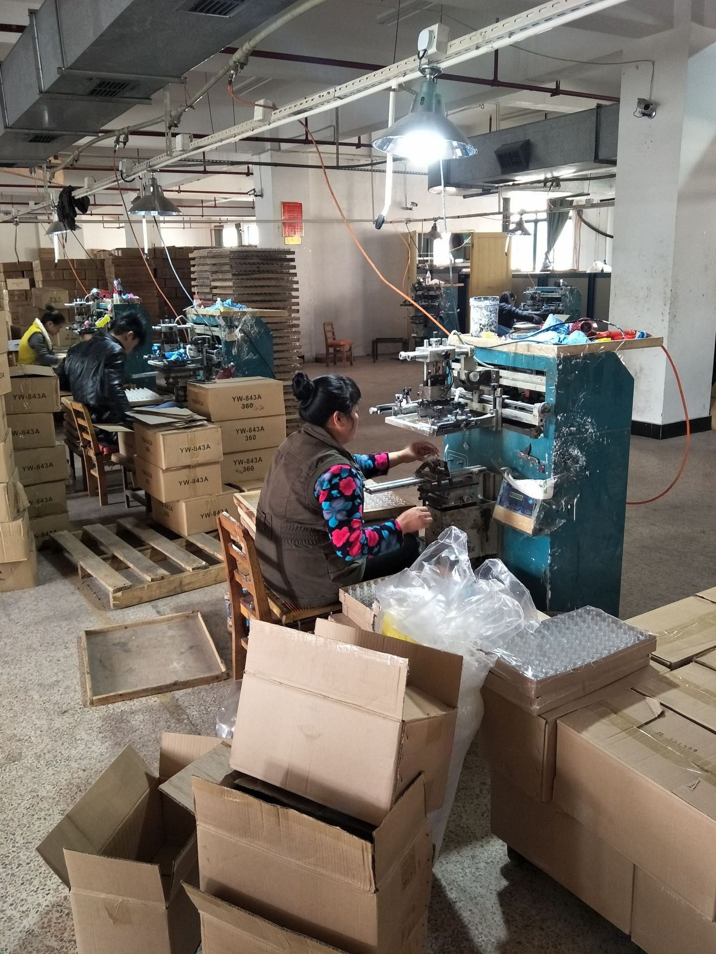 义乌婷维玻璃印刷化妆品瓶指甲油瓶玻璃瓶香水瓶喷涂烫金丝印