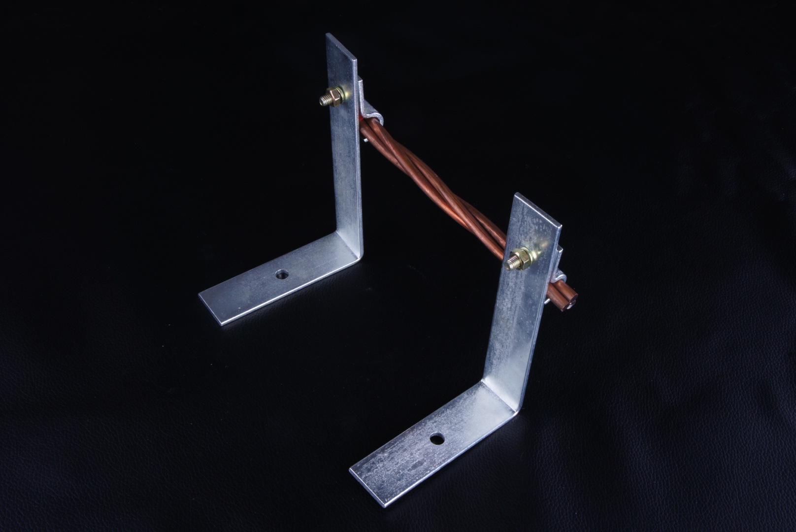 佰利嘉防雷接地支架批发定制 镀锌避雷带 引下线支架厂家直销