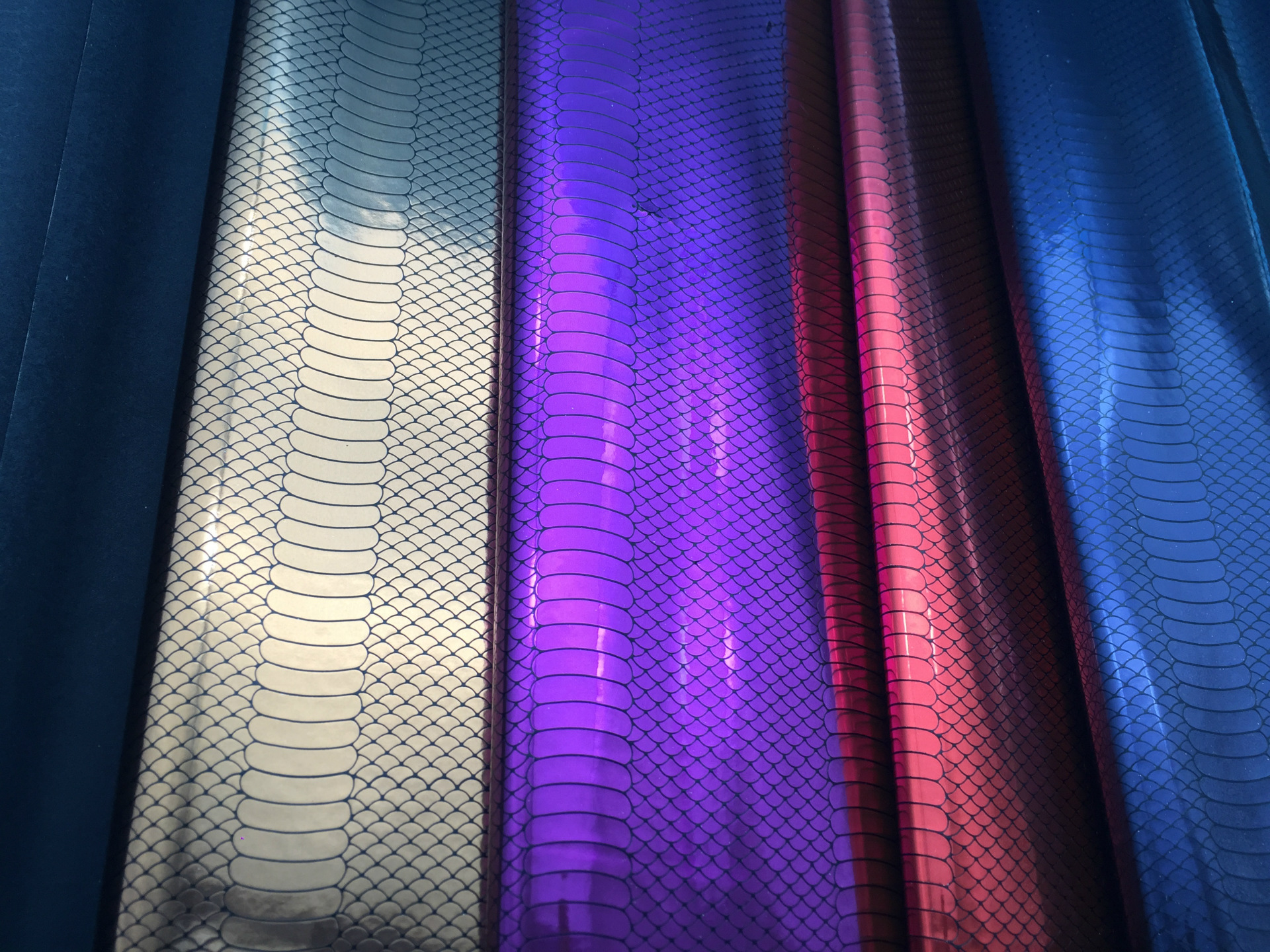 厂家直销镜面皮革pu软包硬包幻彩镭射pu蟒蛇纹皮料蛇纹蛇皮pu面料