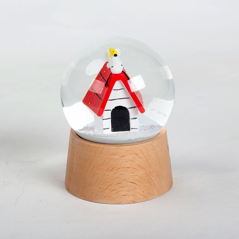 创意动漫公仔65mm木质底座现代简约风公司礼品赠品雪花球水晶球