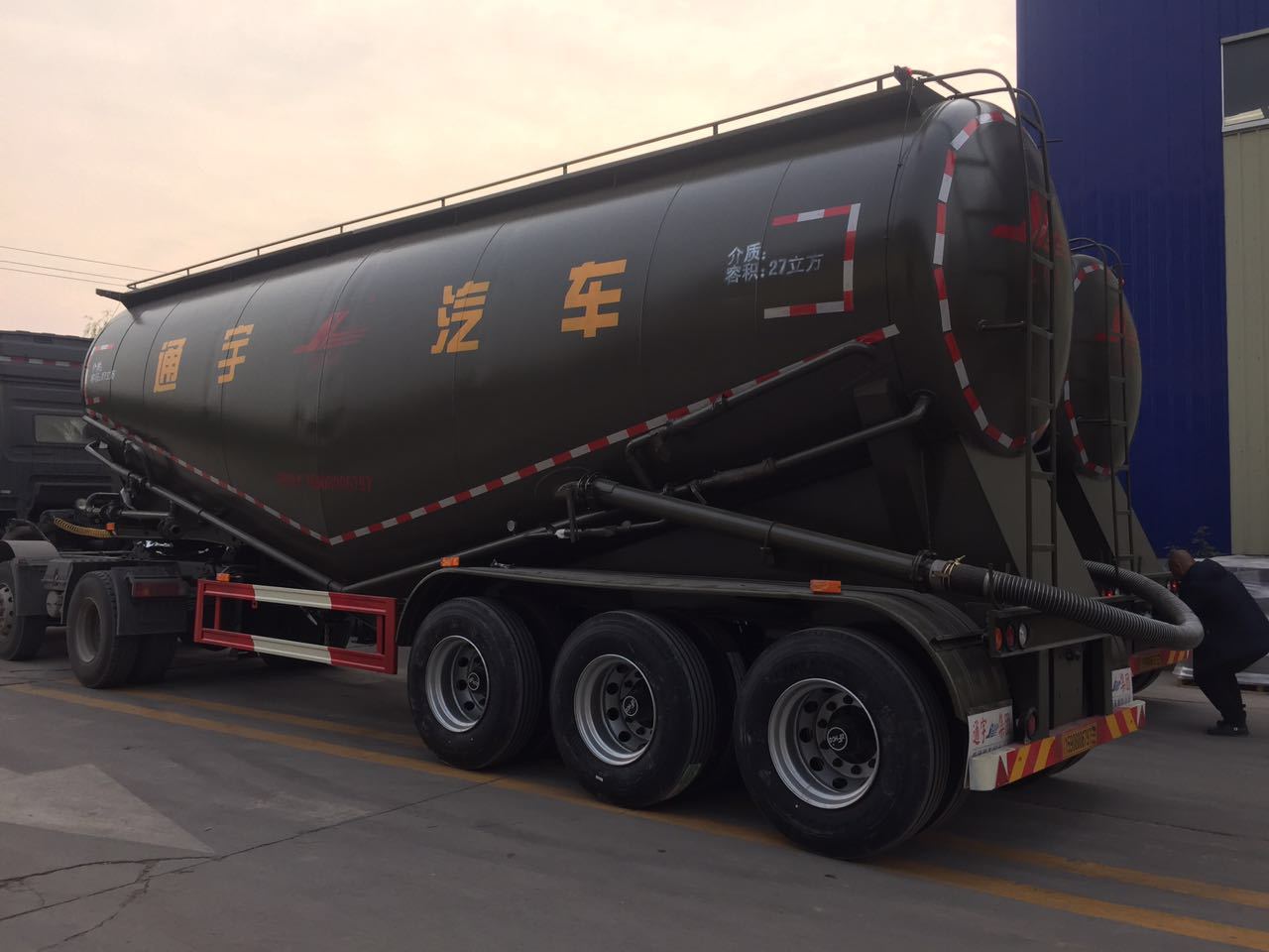 40方水泥散装水泥罐车 免税36方下灰半挂车 55方散装水泥罐车厂家