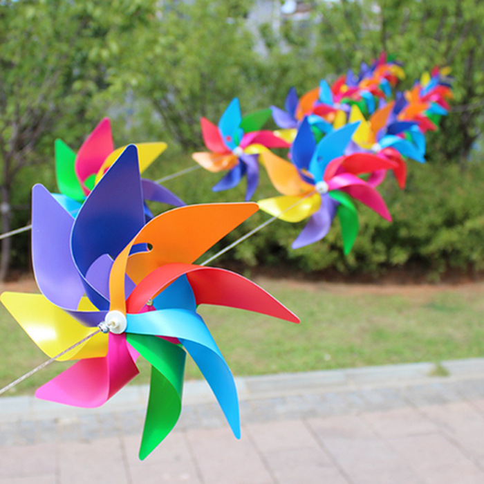 彩色八角八叶幼儿园景区户外定制钢丝绳圣诞节装饰塑料风车串批发