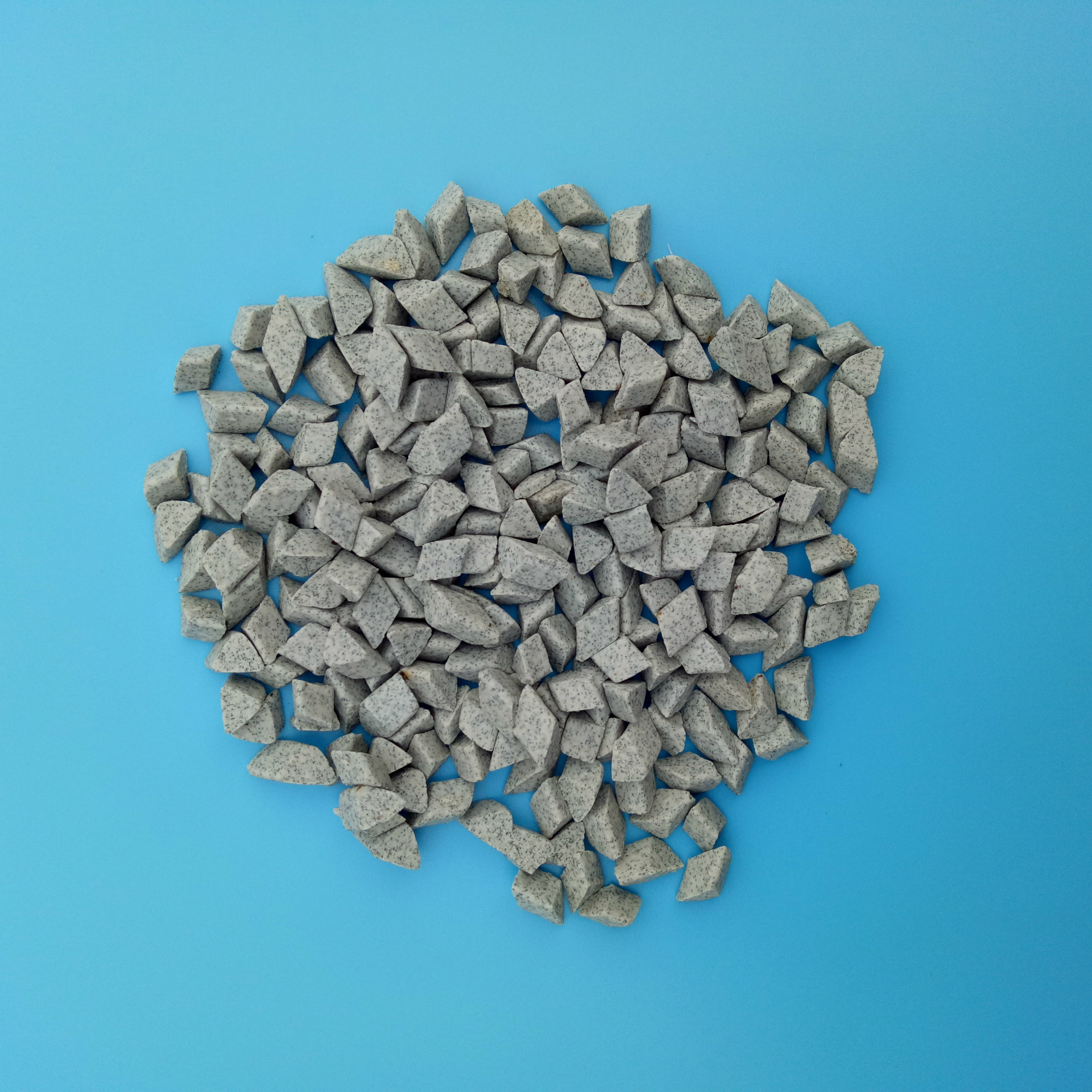 厂家直销研磨石 去毛刺磨料 抛光研磨石 倒角磨料 三角6*6以上