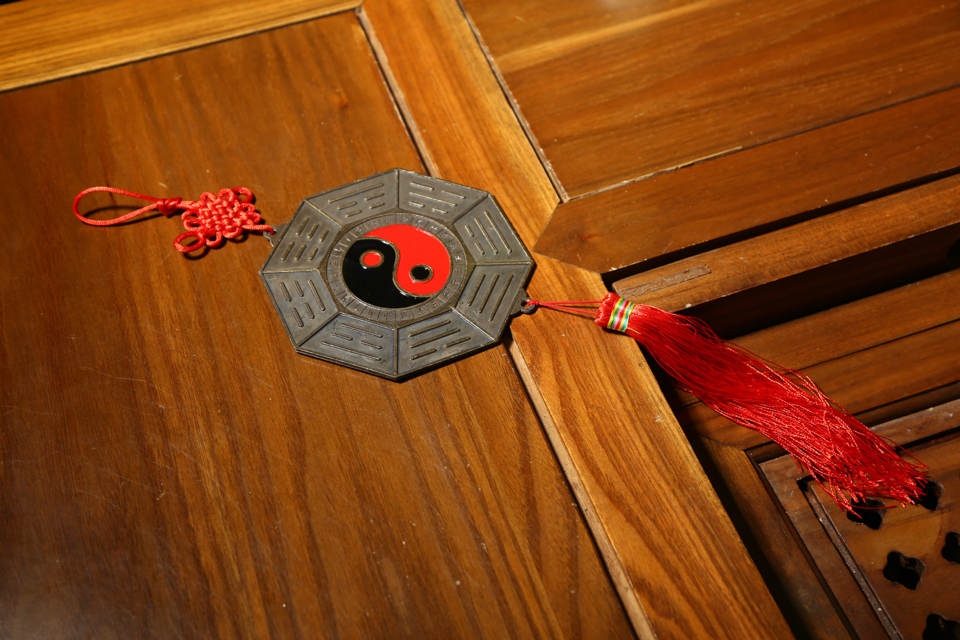 八 卦镜也叫太极八卦镜:在我国一直被称为风水吉祥物.