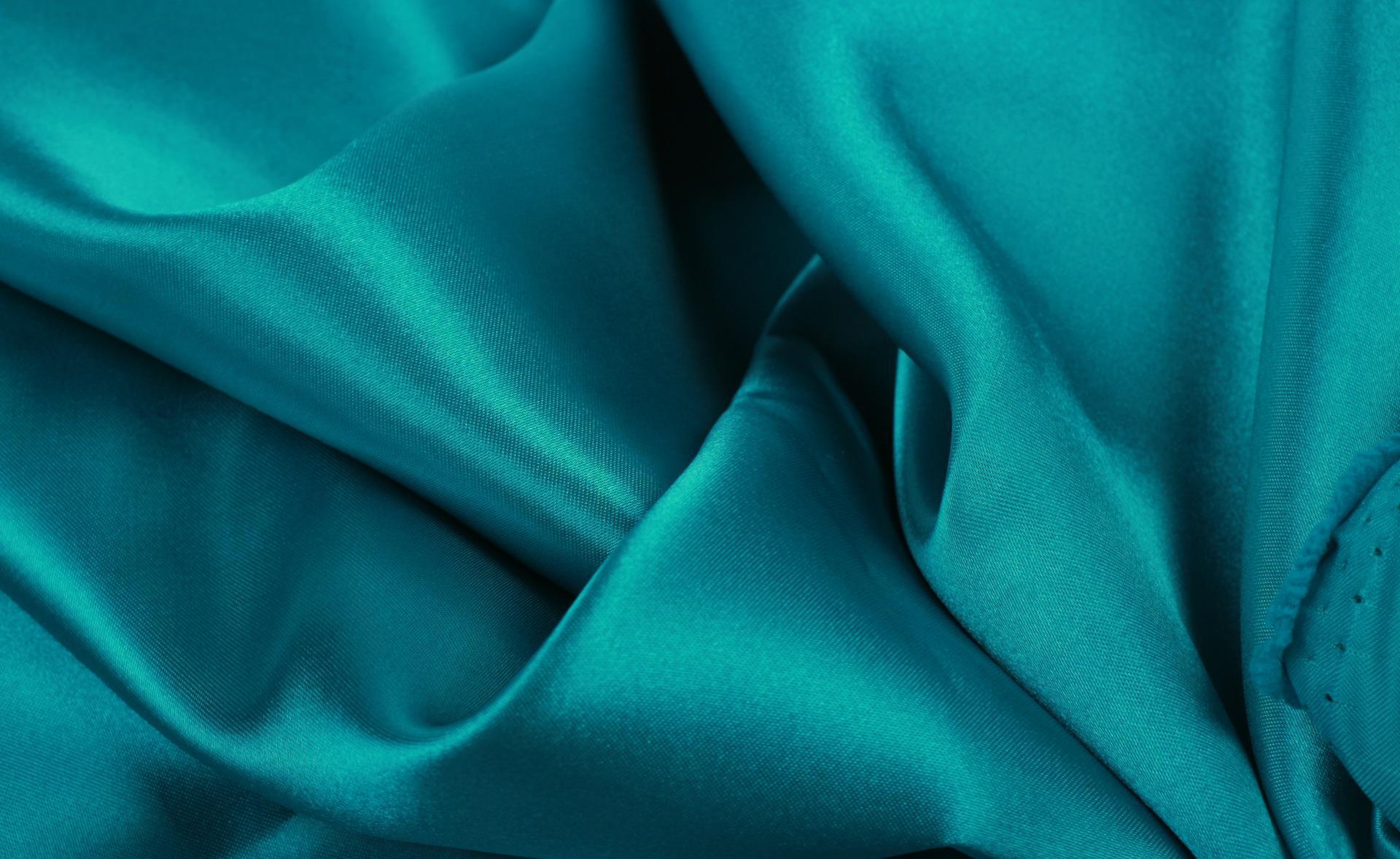 色丁:色丁是一种面料,也叫沙丁,中文里叫五美缎,有一面是很光滑的