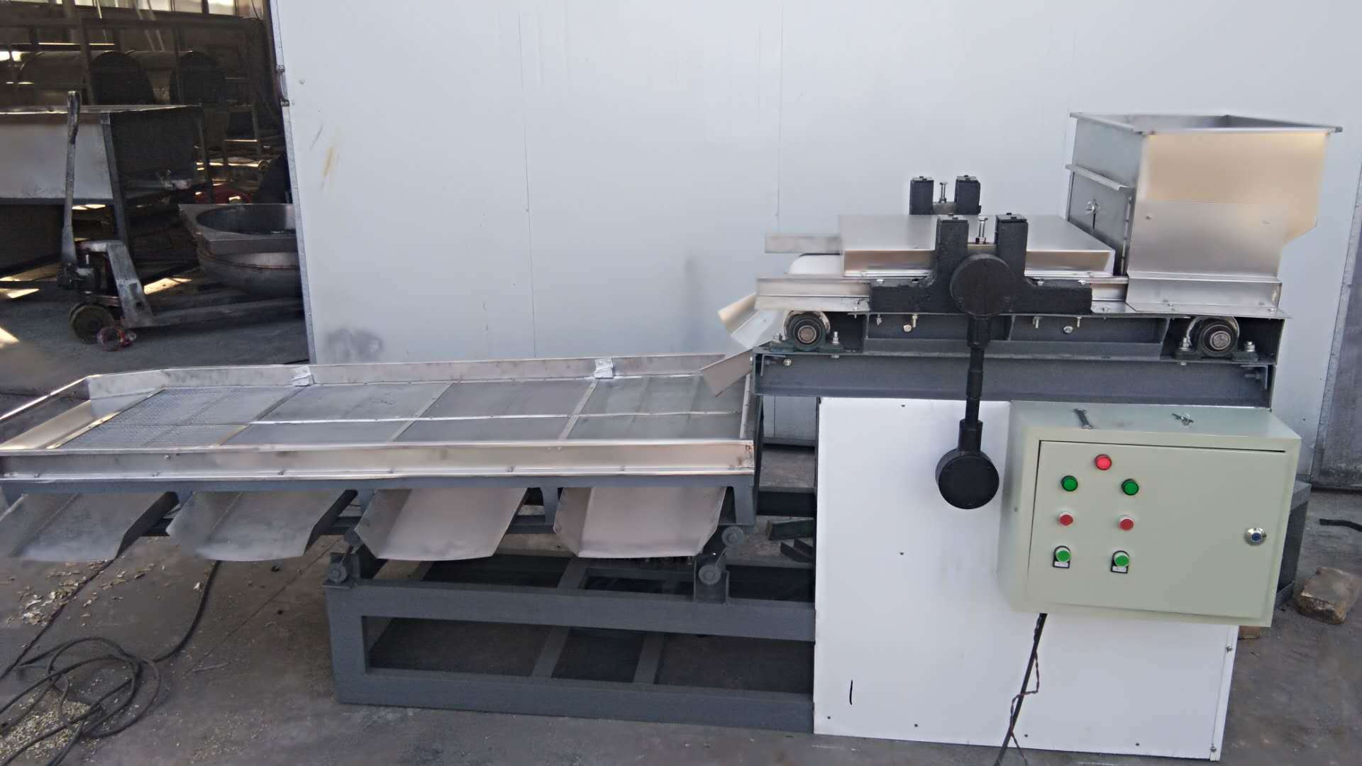 该直刀切碎机,花生切碎机(颗粒机)吸收同类产品的优点具有结构合理