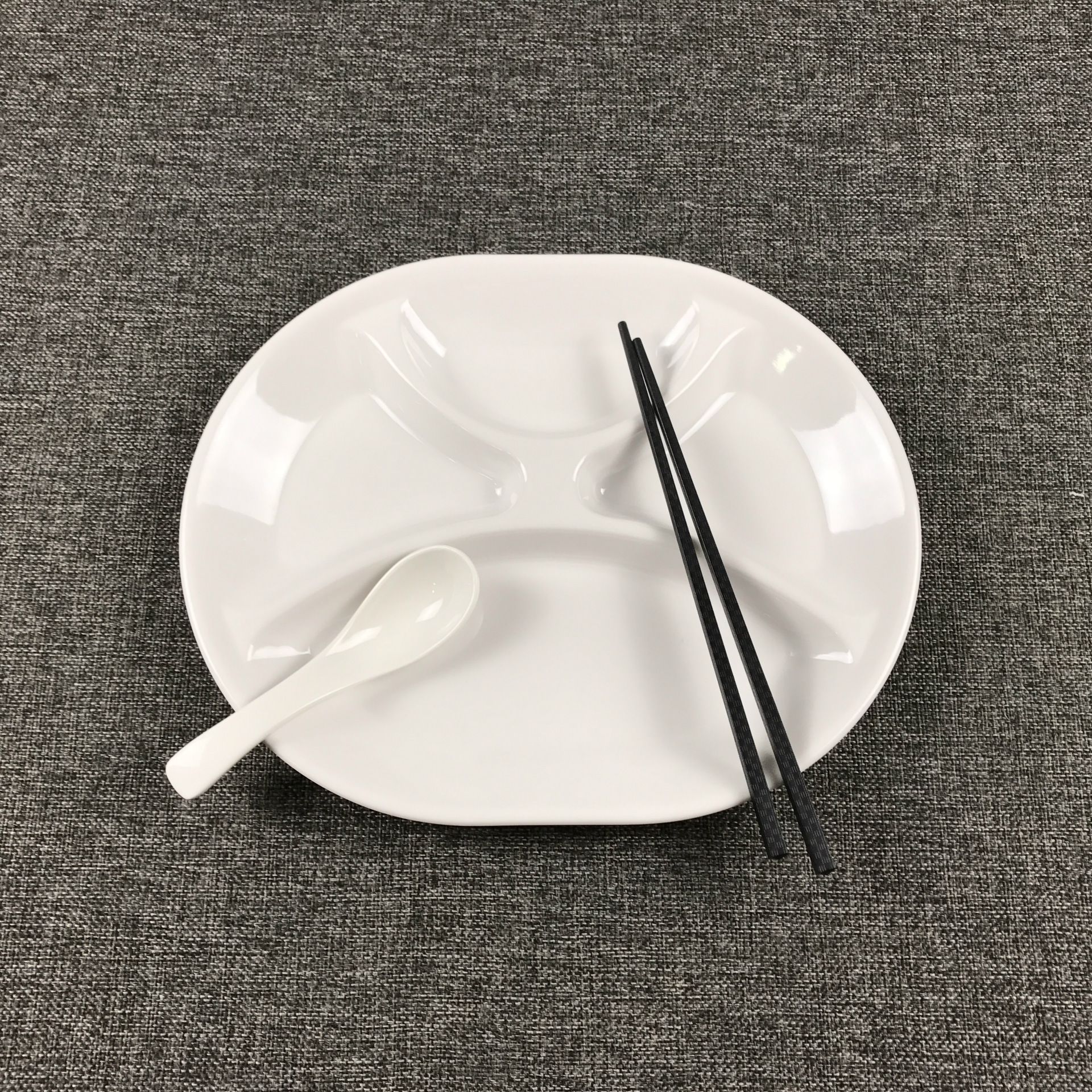 纯白四格快餐盘a5密胺仿瓷加厚耐摔椭圆形食堂分餐盘工厂批发