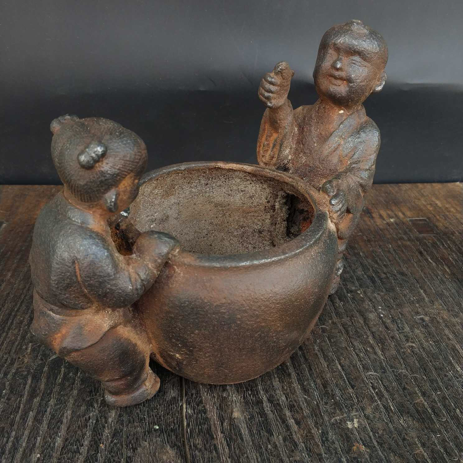 金属工艺品厂家直销古玩杂件批发铁器做旧仿古童子抱缸笔洗摆件新