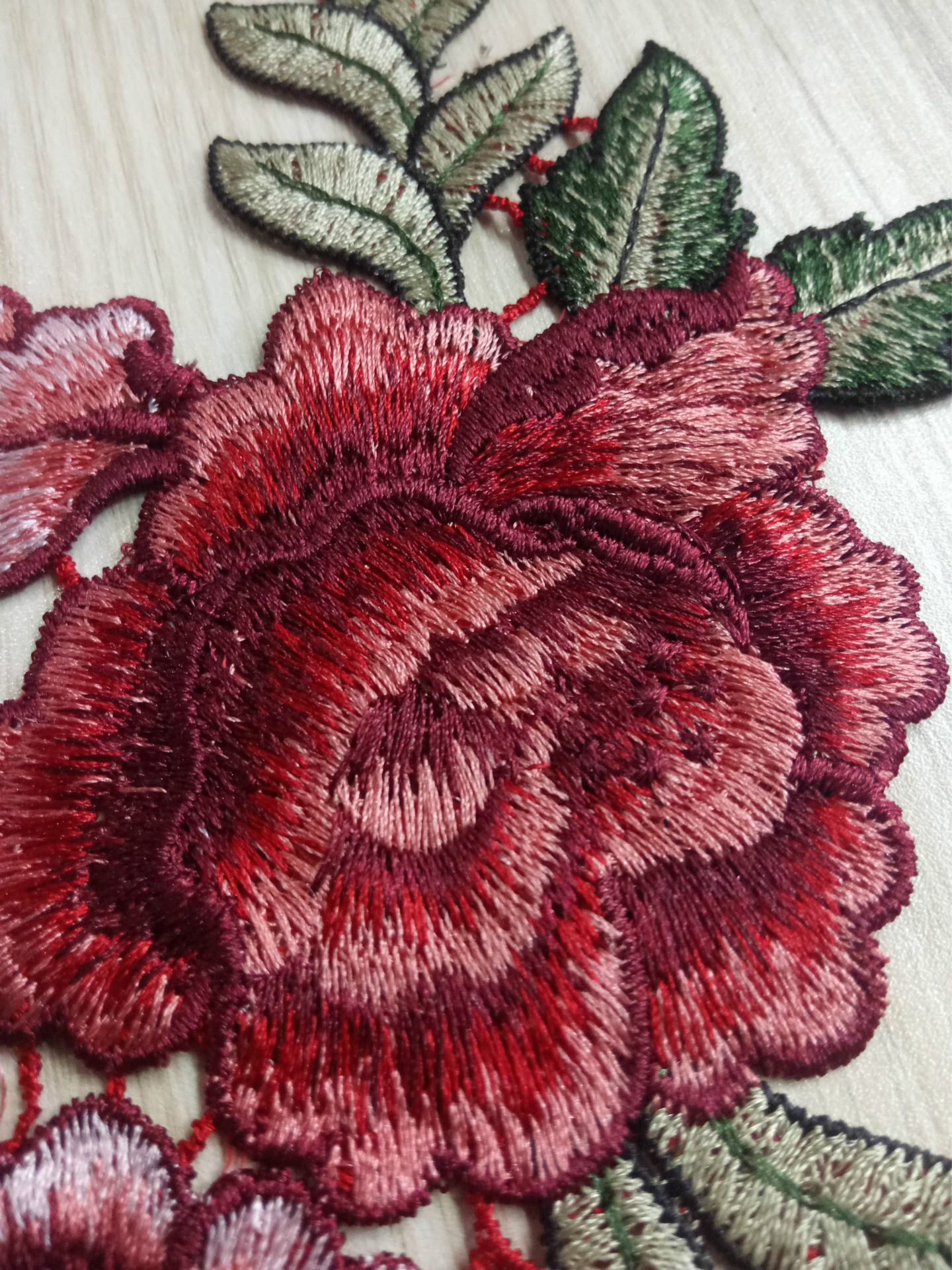 创豪绣品 红花对称系列 水溶领花 镂空刺绣贴花 服装辅料