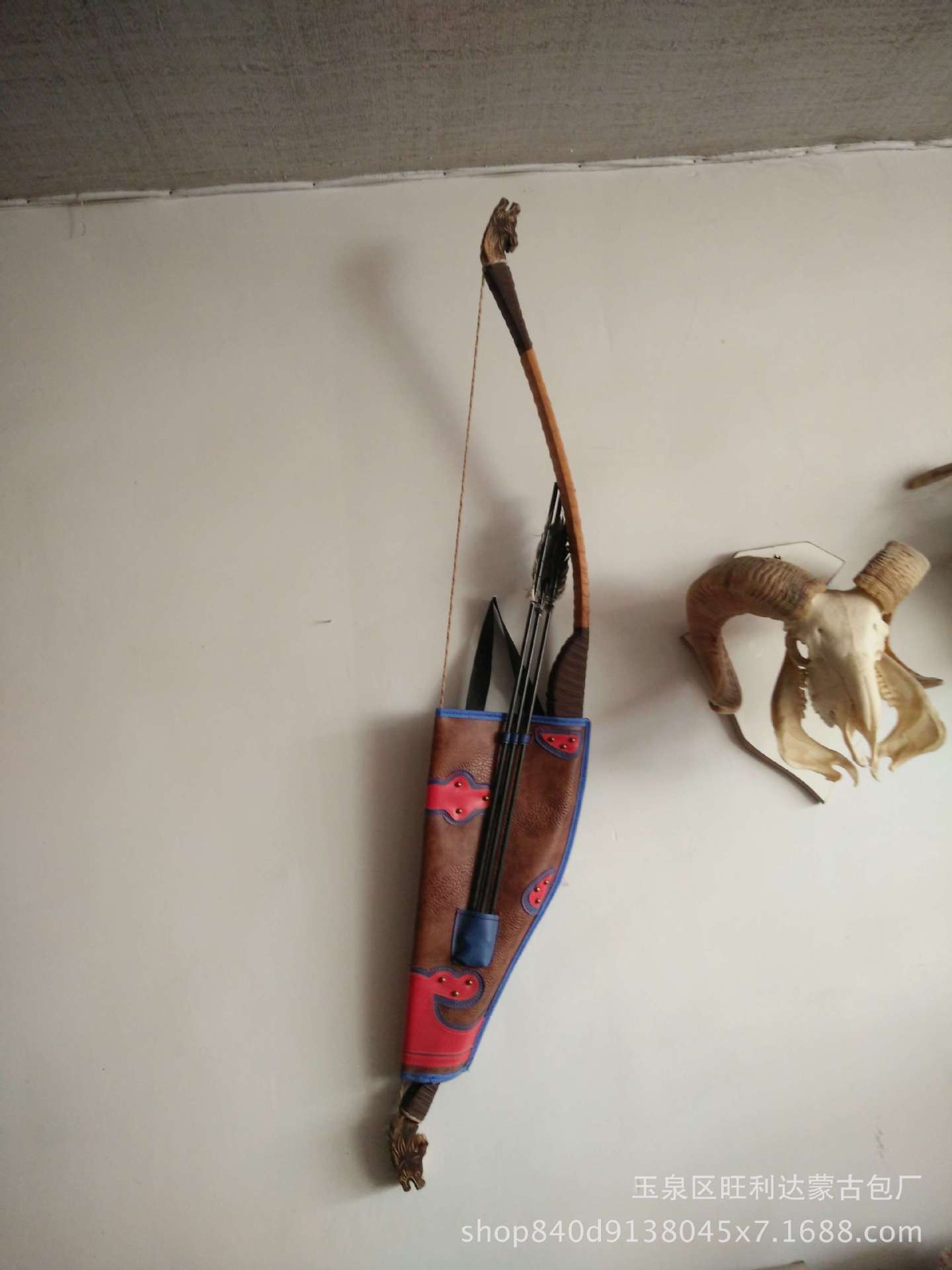 蒙古骑马射箭,弓箭样品装饰品,长1.27米 宽0.23米