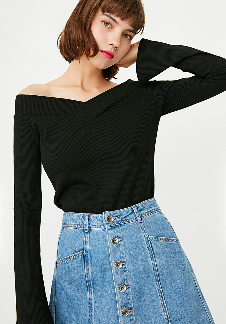 衣长:51 l:肩宽:插肩袖 胸围:94 袖长:插肩袖 衣长:52   客服真人试穿