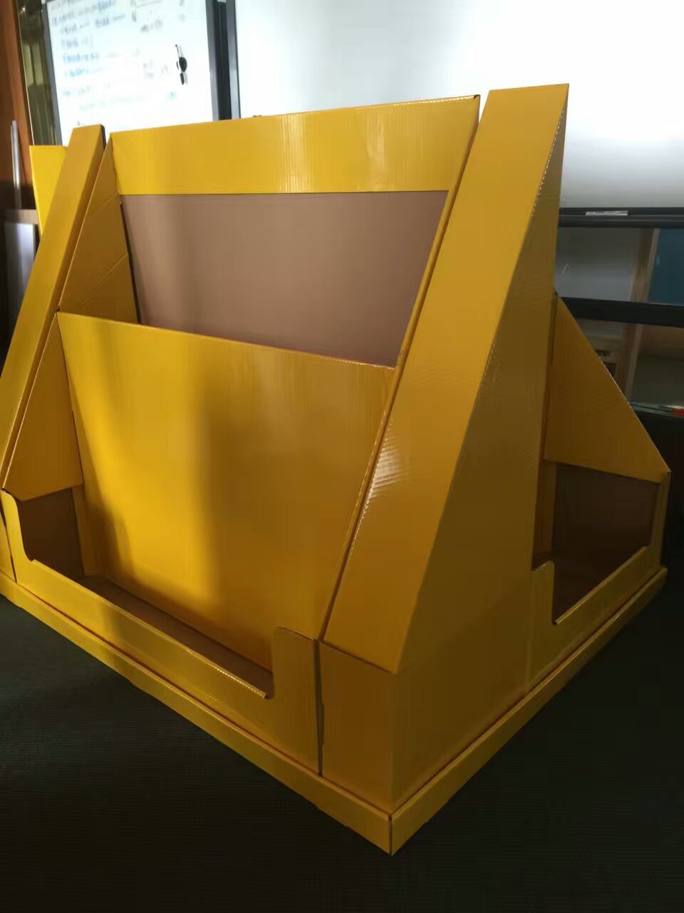 房子造型展示盒设计,如同一个小型的参展台,吸引小朋友,能很好的展示