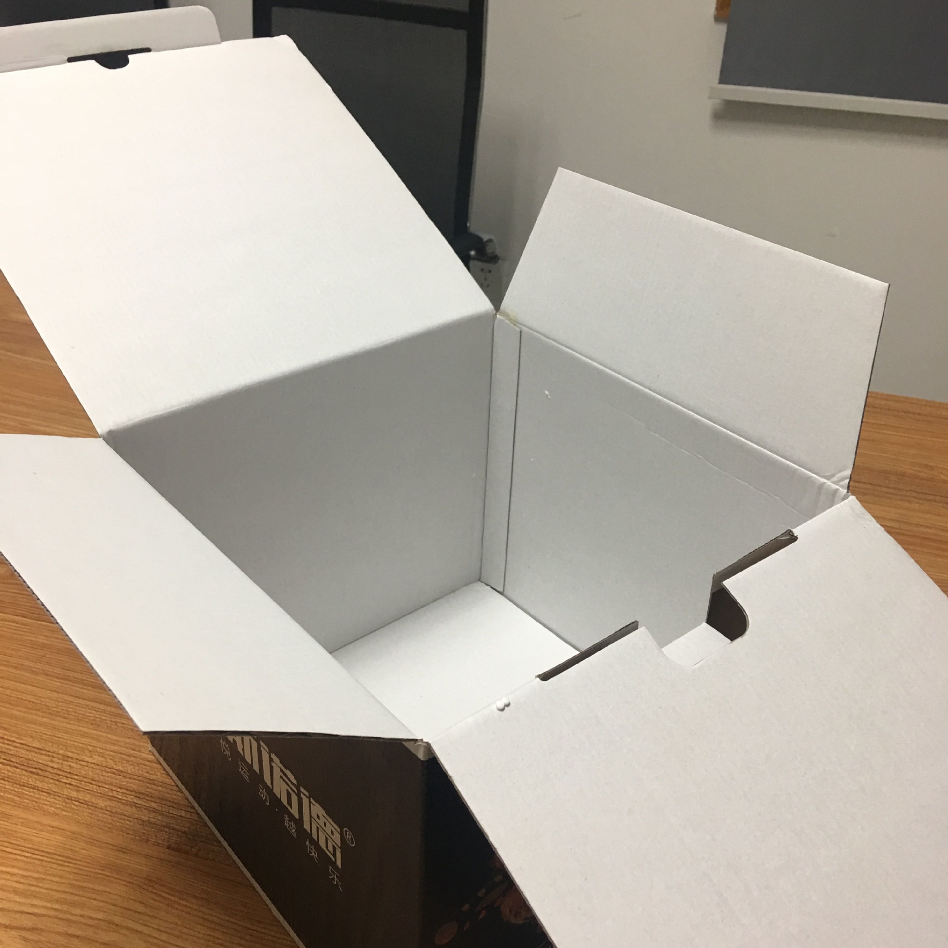 定制品名:灰底白胶印,覆膜,裱白瓦楞,模切成型商品描述工艺胶印纸盒