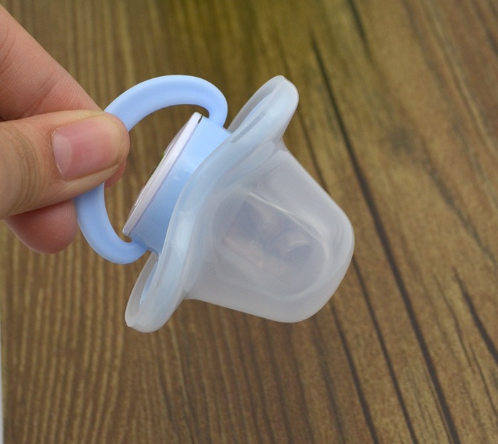 快乐孩儿货号kl1003批发婴儿心形圆头扁头安抚奶嘴带盖子动物印花