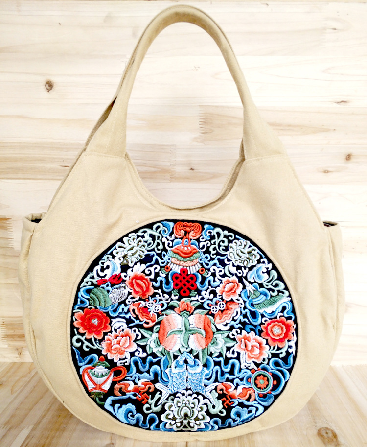 优雅而时尚,民族韵味十足,虽然是民族风包,我们的包设计理念是以百搭