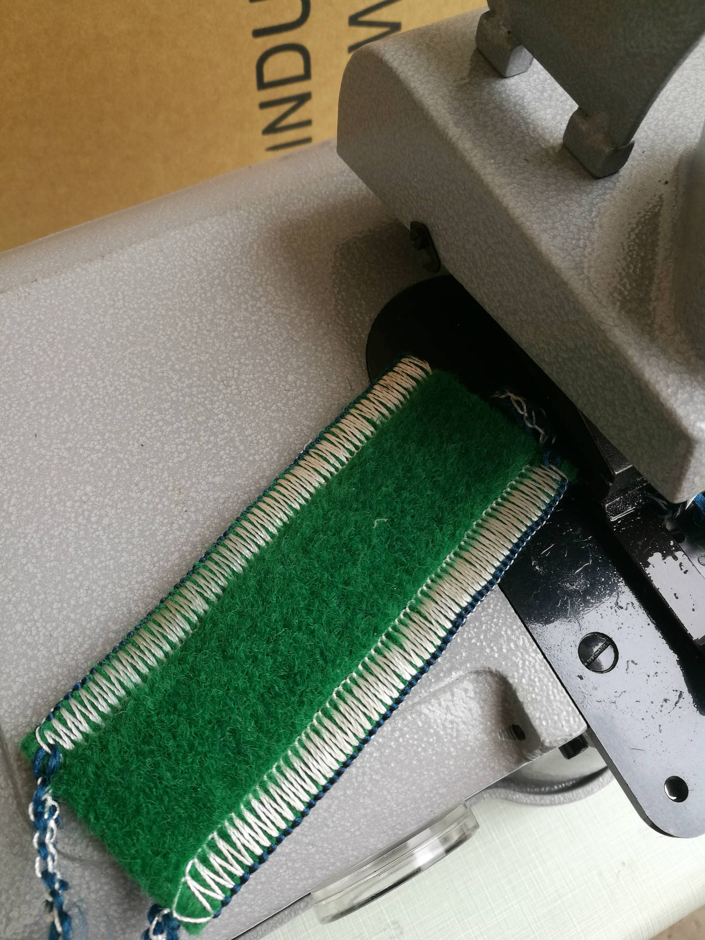 厂家直销地毯缝纫机家用包边机锁边机汽车脚垫缝纫机包缝机工业