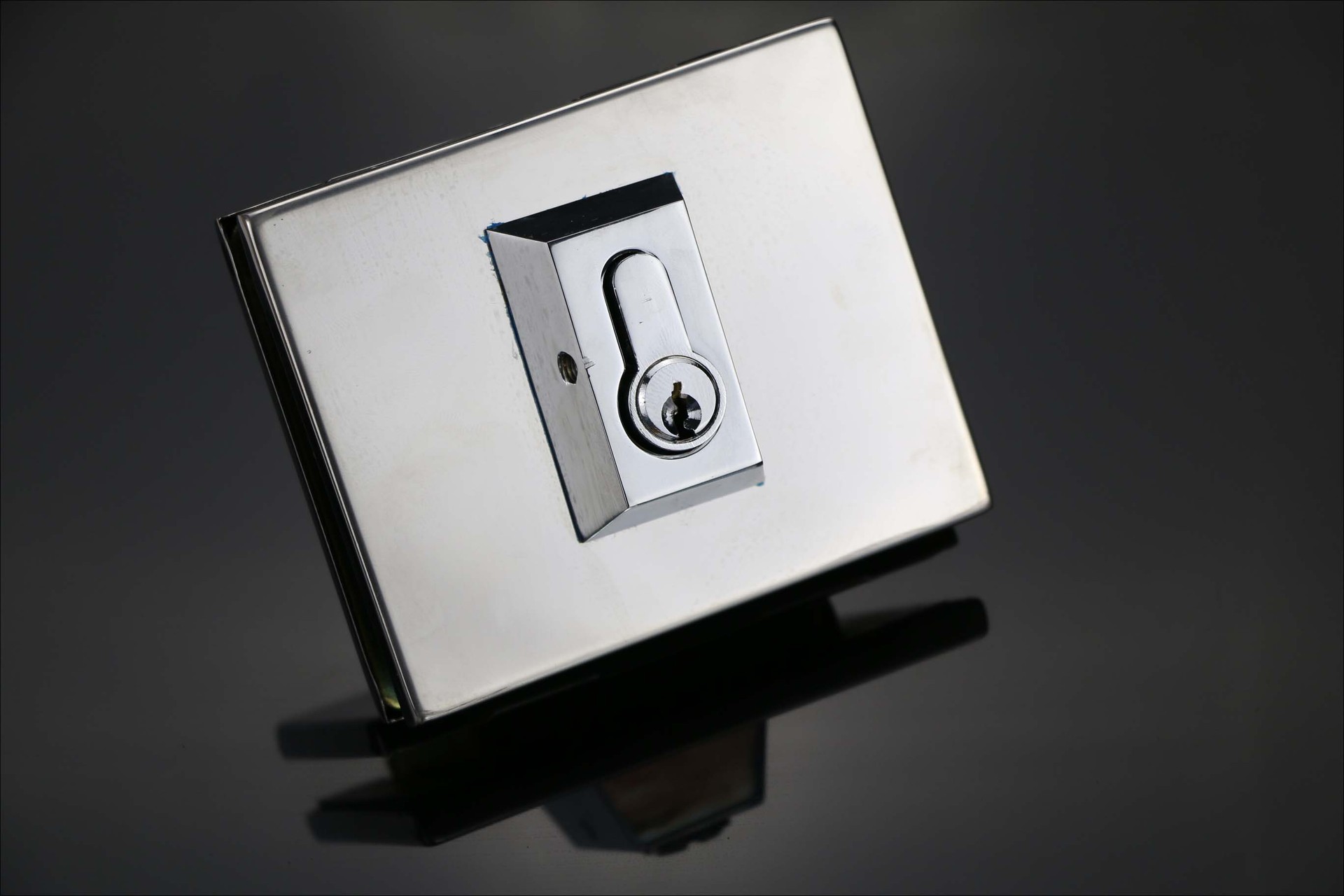 产品实物图:地弹簧并带一套门锁门夹配件如下:材质:铁/不锈钢表面:钢