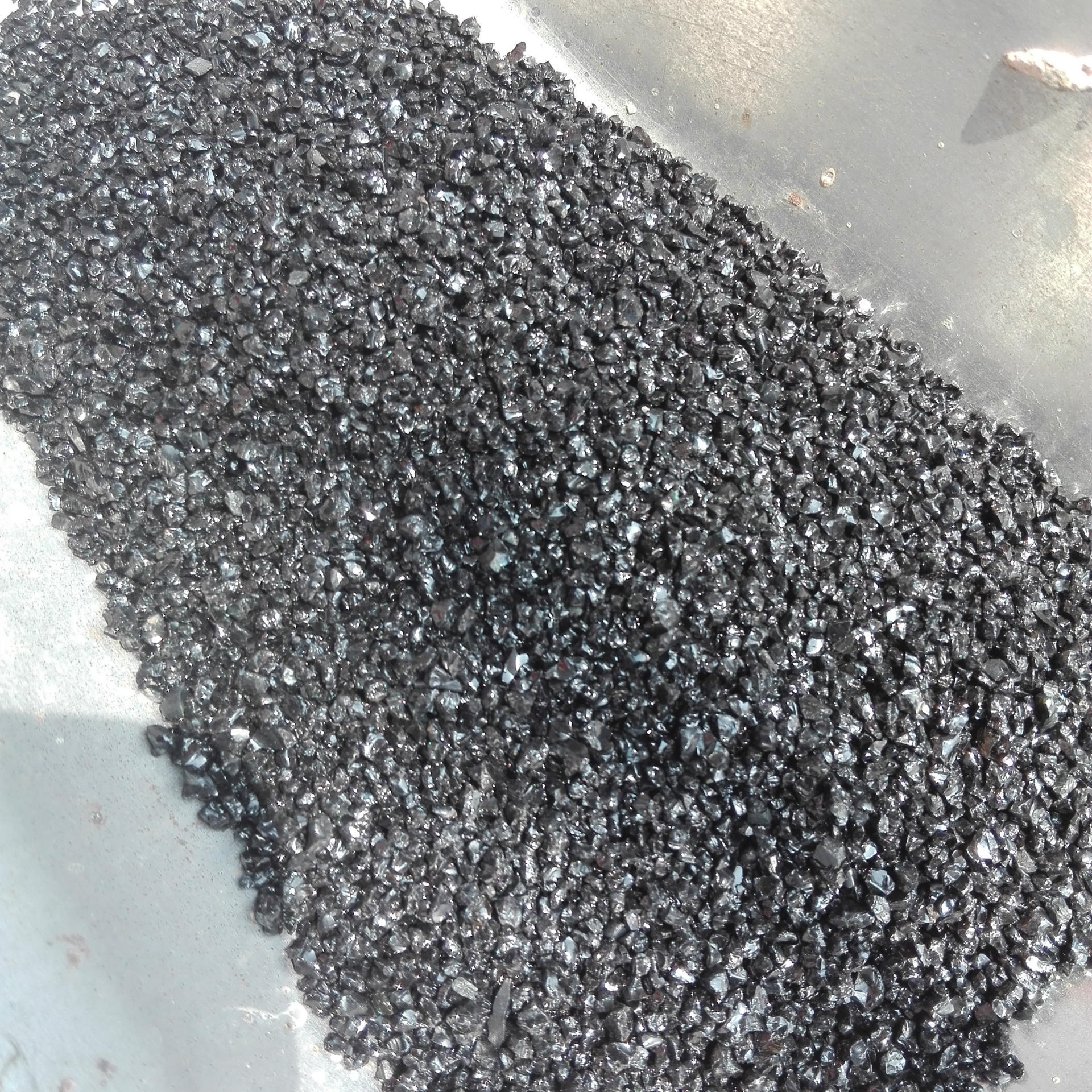 现货供应黑色石英耐磨砂 20-40目除锈专用黑色金刚砂 亮黑灰黑砂