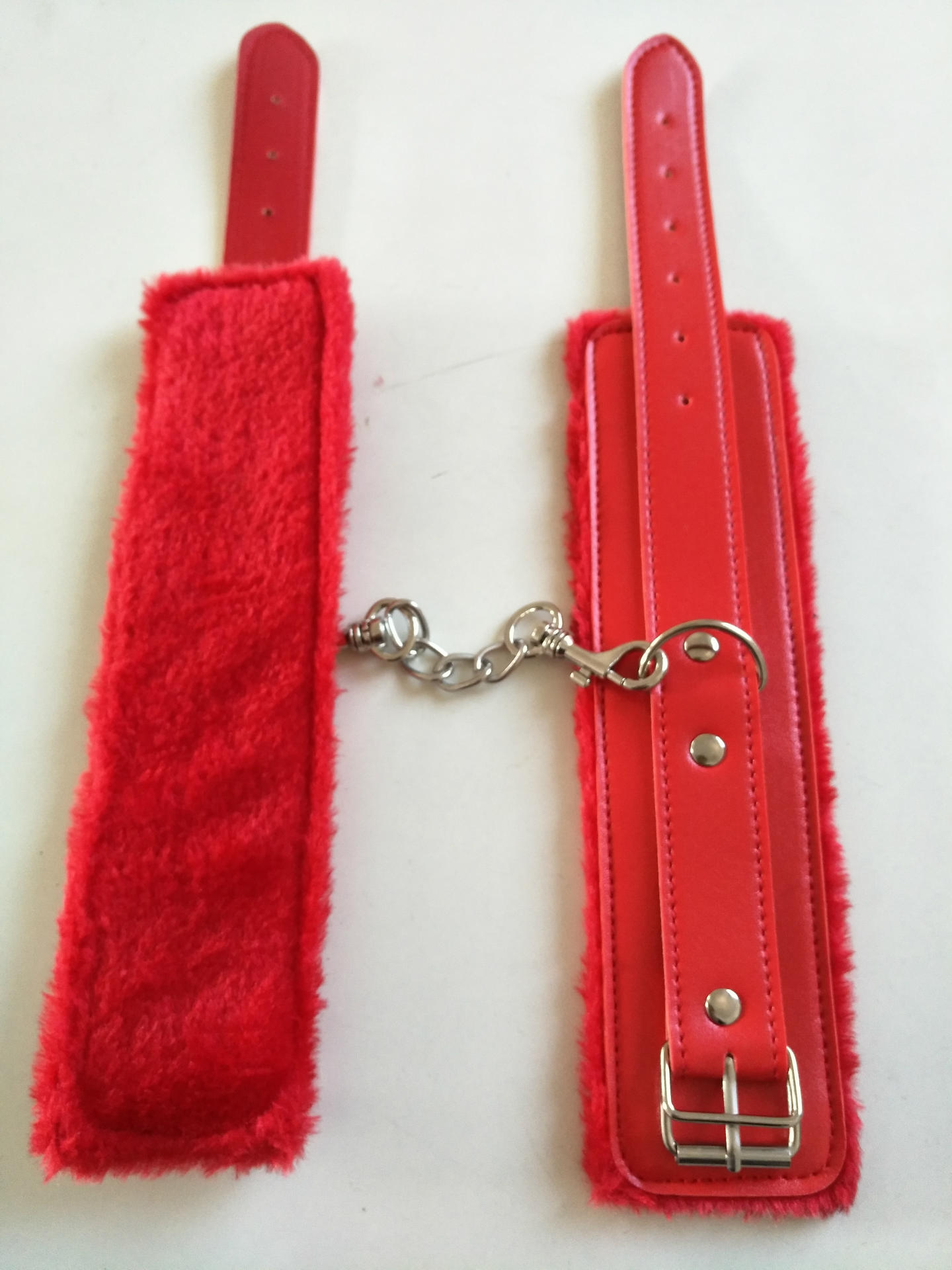 成人情趣用品红色毛绒手铐调情另类玩具厂家直销一件代发