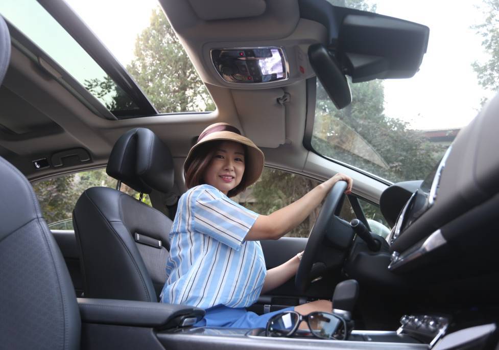 坐在车里换个拍照的风格!