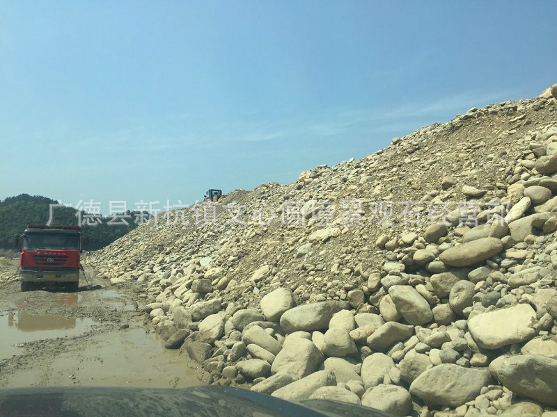 河道现货批发沙石砾石景观石 承接河道鹅卵石工程 园林铺路