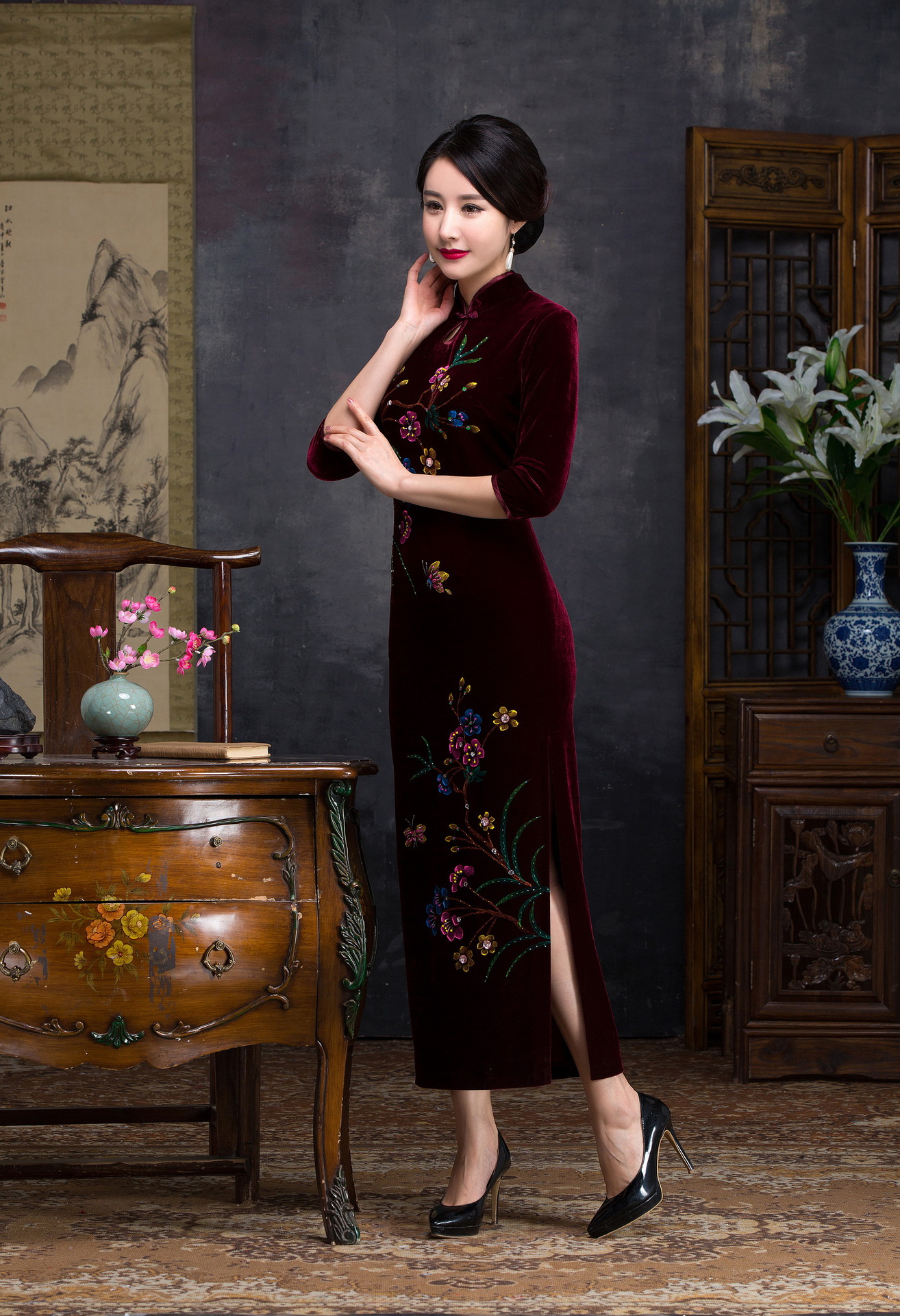 鸿韵绣丝绒旗袍长款高档订珠手绘改良时尚典雅七分袖旗袍女批发