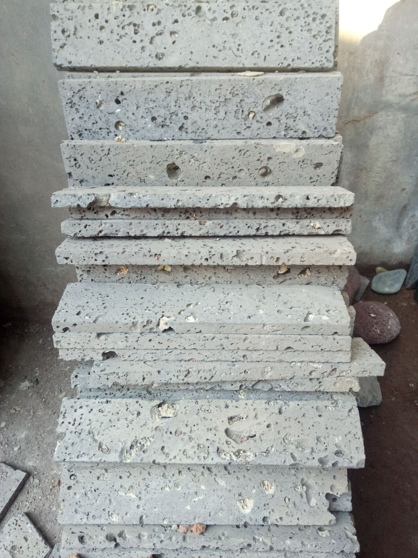公司大量生产优质灰色火山石板材规格齐全,价格优惠 欢迎购买