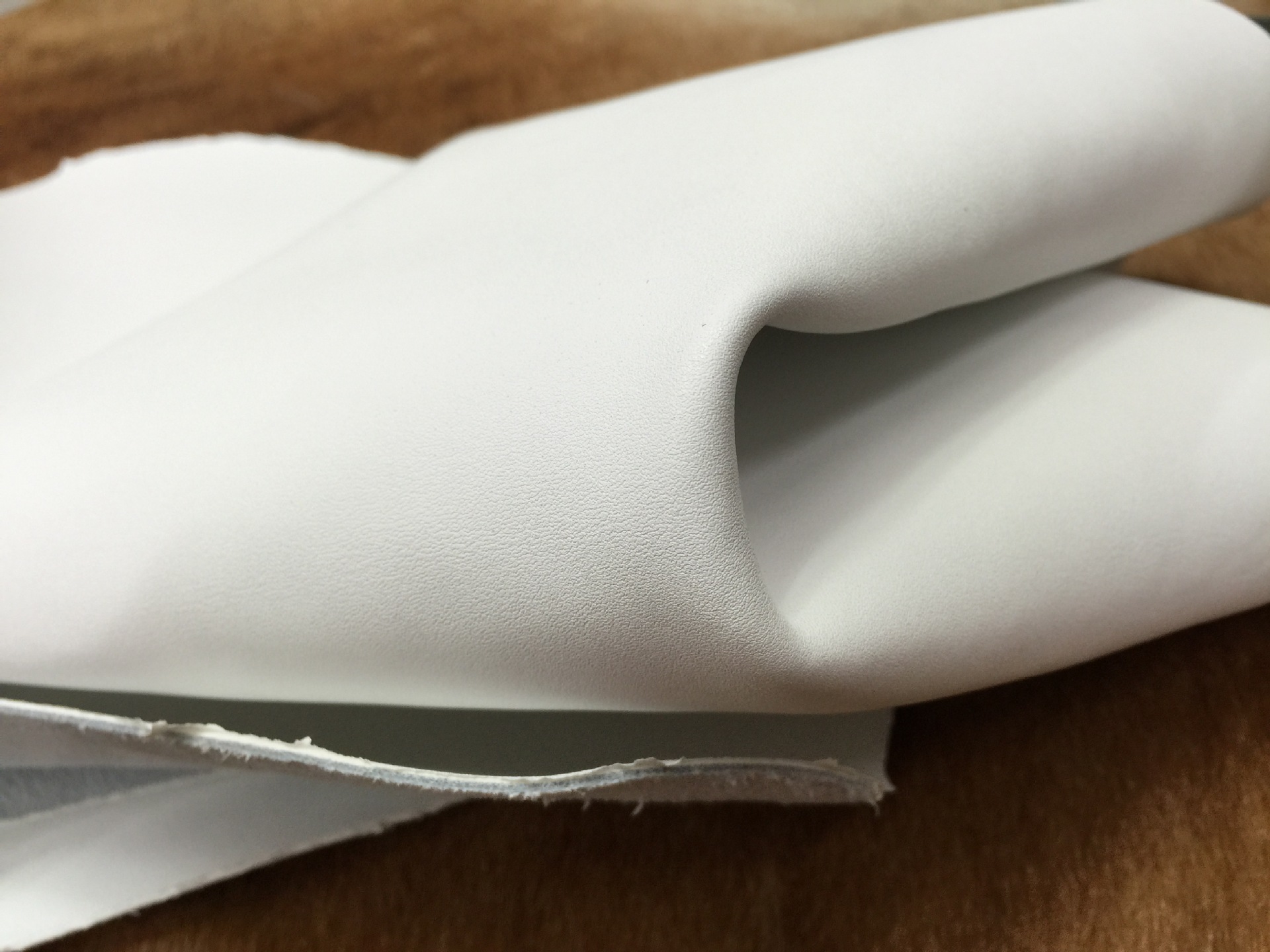 【海涛皮业】厂家直销二层移膜革r8纹白色沙发革箱包牛皮真皮皮料