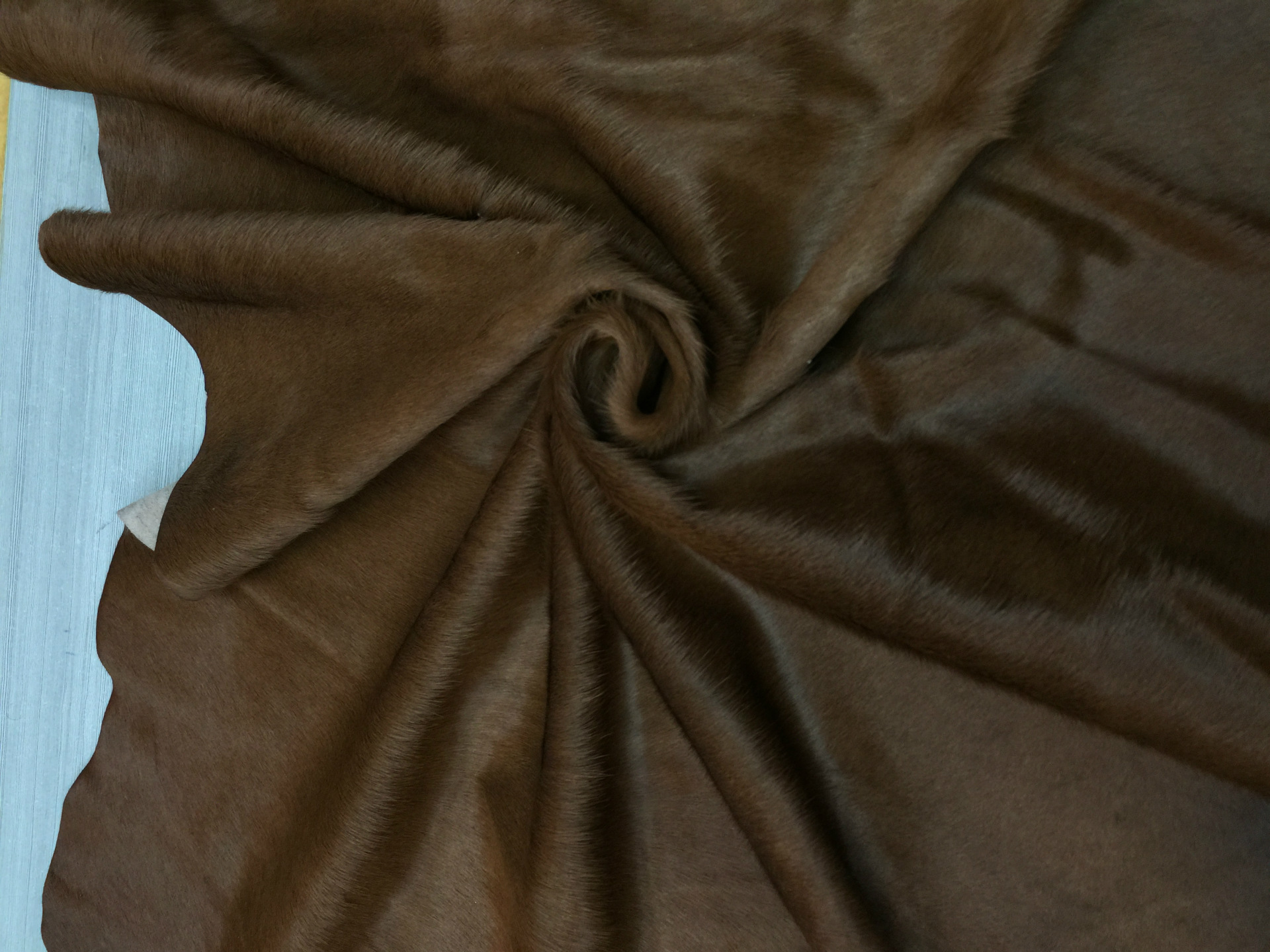 【海涛皮业*现货供应】马毛皮棕色板栗色咖啡色纯色牛毛皮真皮