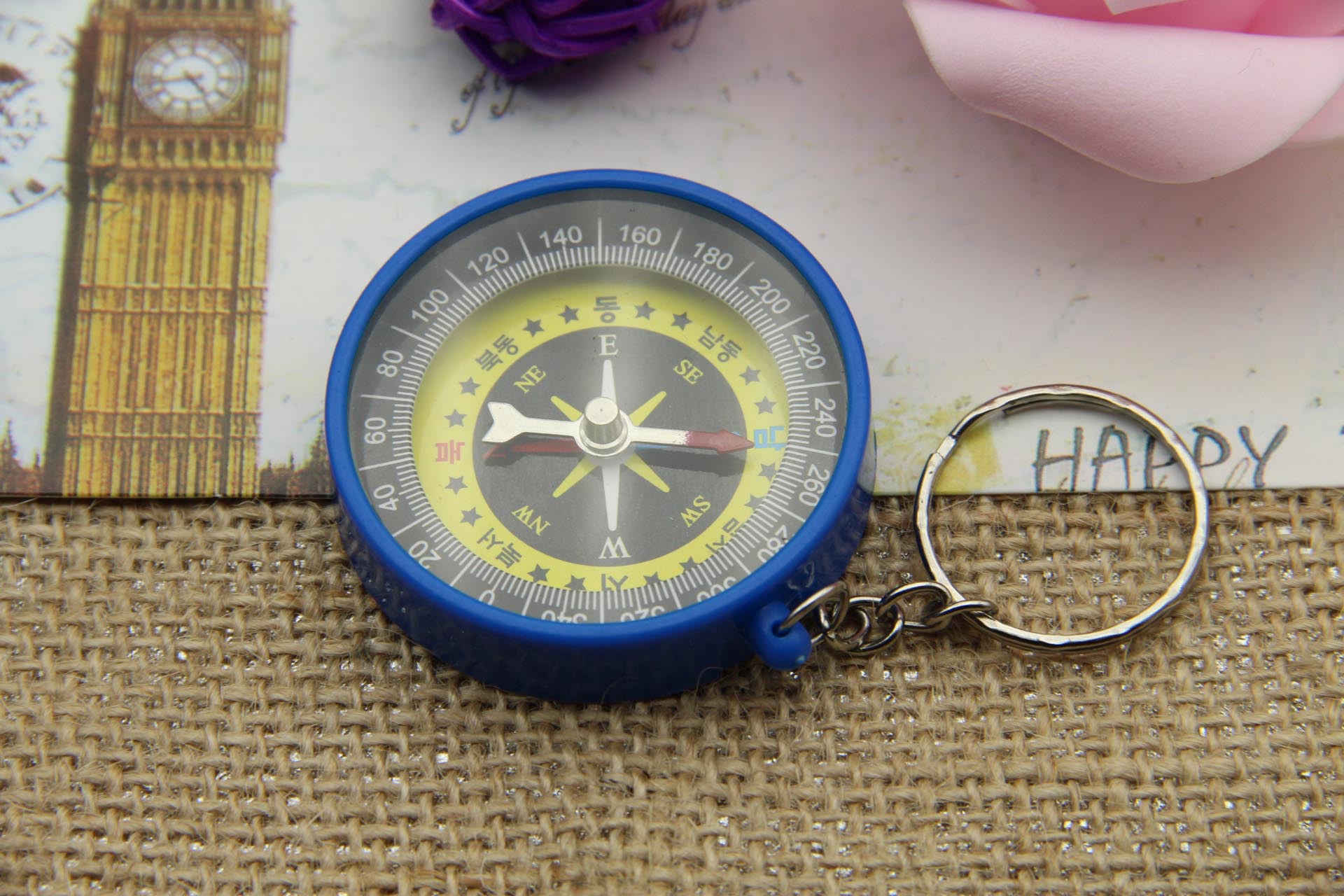 当指南针静止时,缓缓转动指南针直 到红色指针与度盘的字母n重合,此时