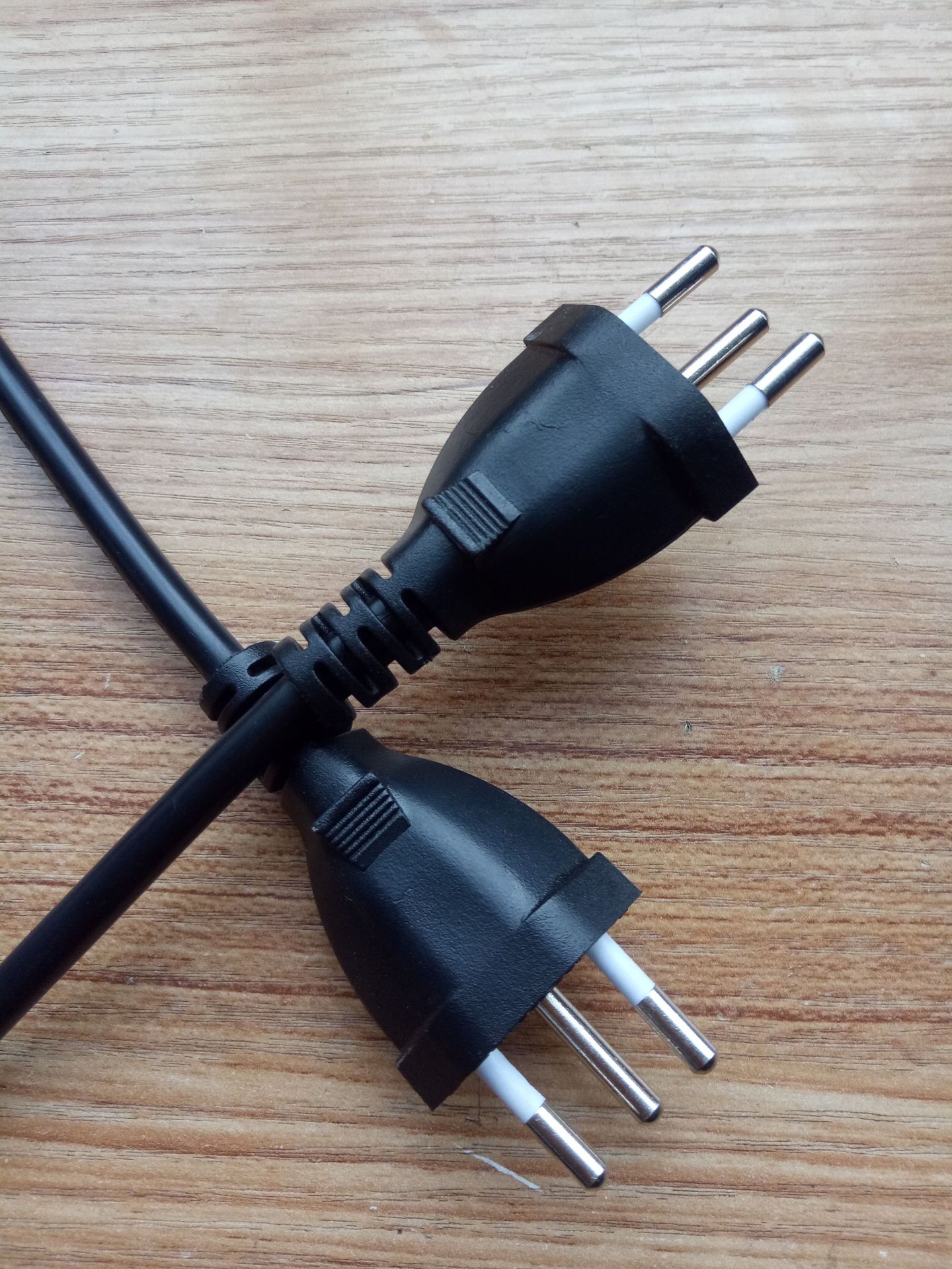 供应瑞士插头电源线 瑞标插头线 橡胶线带瑞士插头电源线三圆插头