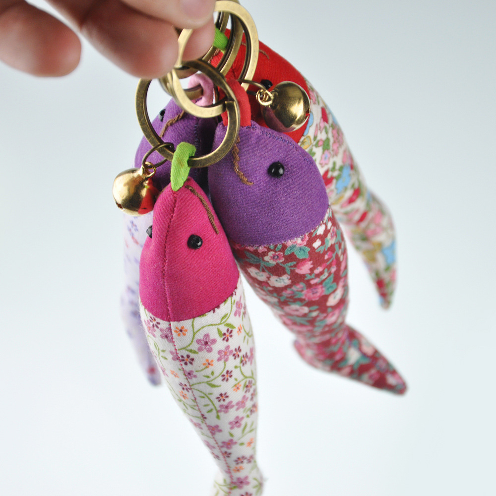 特价泰国旅游纪念品创意礼品布艺铜铃钥匙链手工花布小鱼形钥匙扣