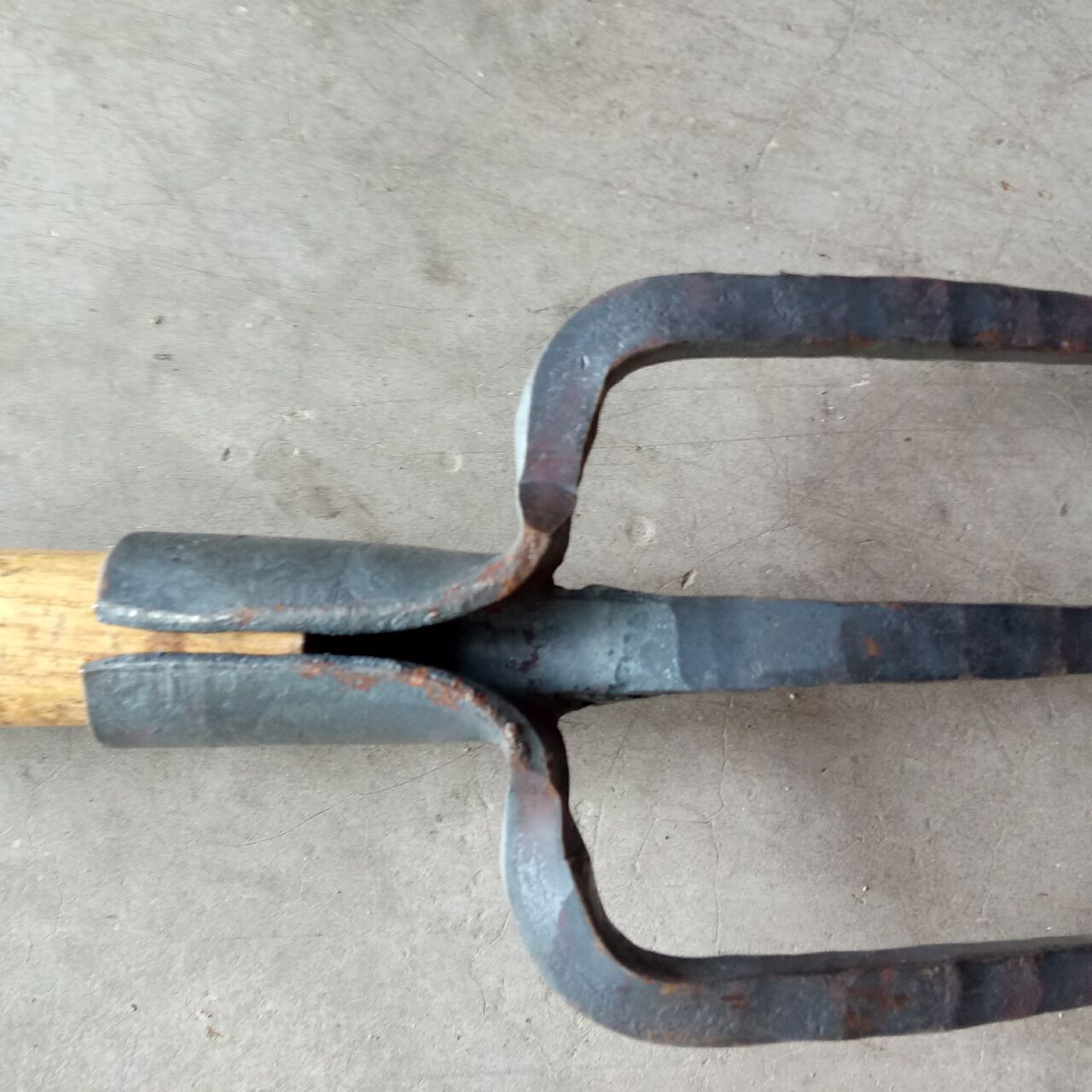 厂家供应   37公分长黑皮套木把   整体锻打小号三齿钢叉