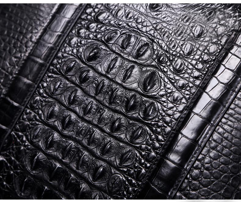 或者从大到小变化,或者由深到浅变化;真鳄鱼皮的皮革表面气孔较少