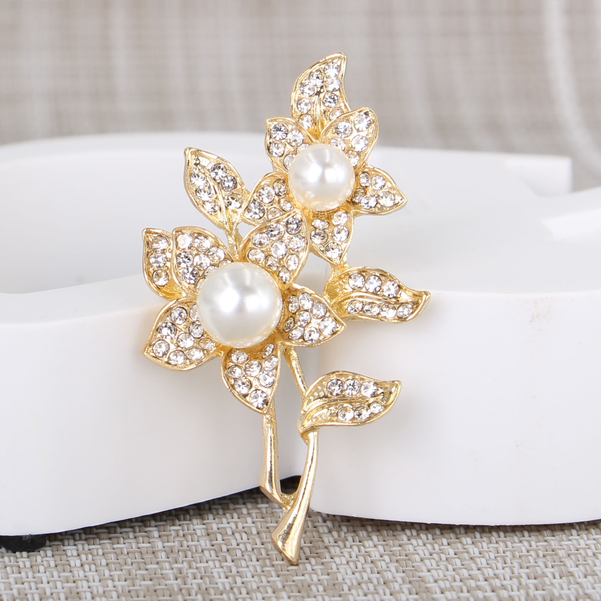 韩国外贸批发天然珍珠女士胸针胸花时尚花朵树叶满钻衣饰