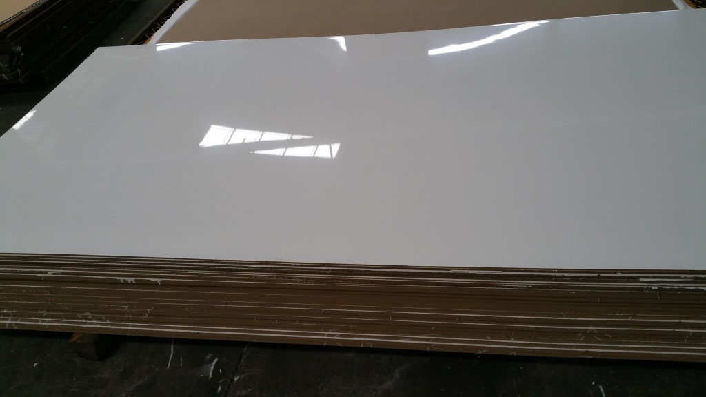 广东高光淋油宝丽板木板材 东莞不饱和聚酯亮光展柜中纤板