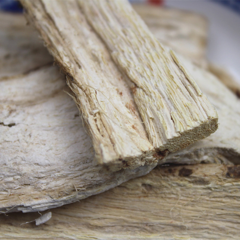 制作要点:将葛根清除杂质,洗净切片,将鲫鱼弄好洗净,放入砂锅内