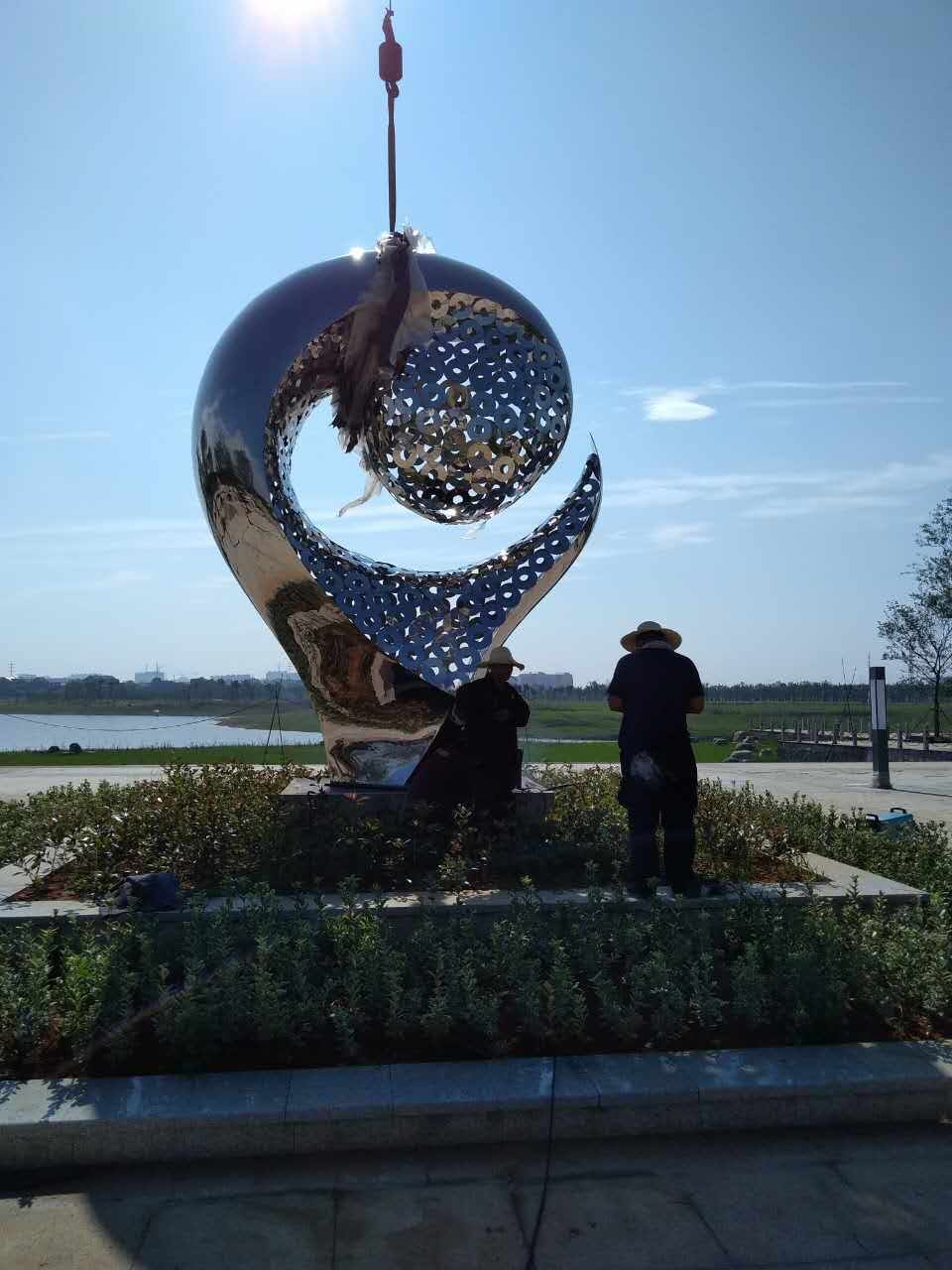 卡通树人物大型不锈钢蘑菇树抽象亮面龙形雕塑园林景观摆件可定制