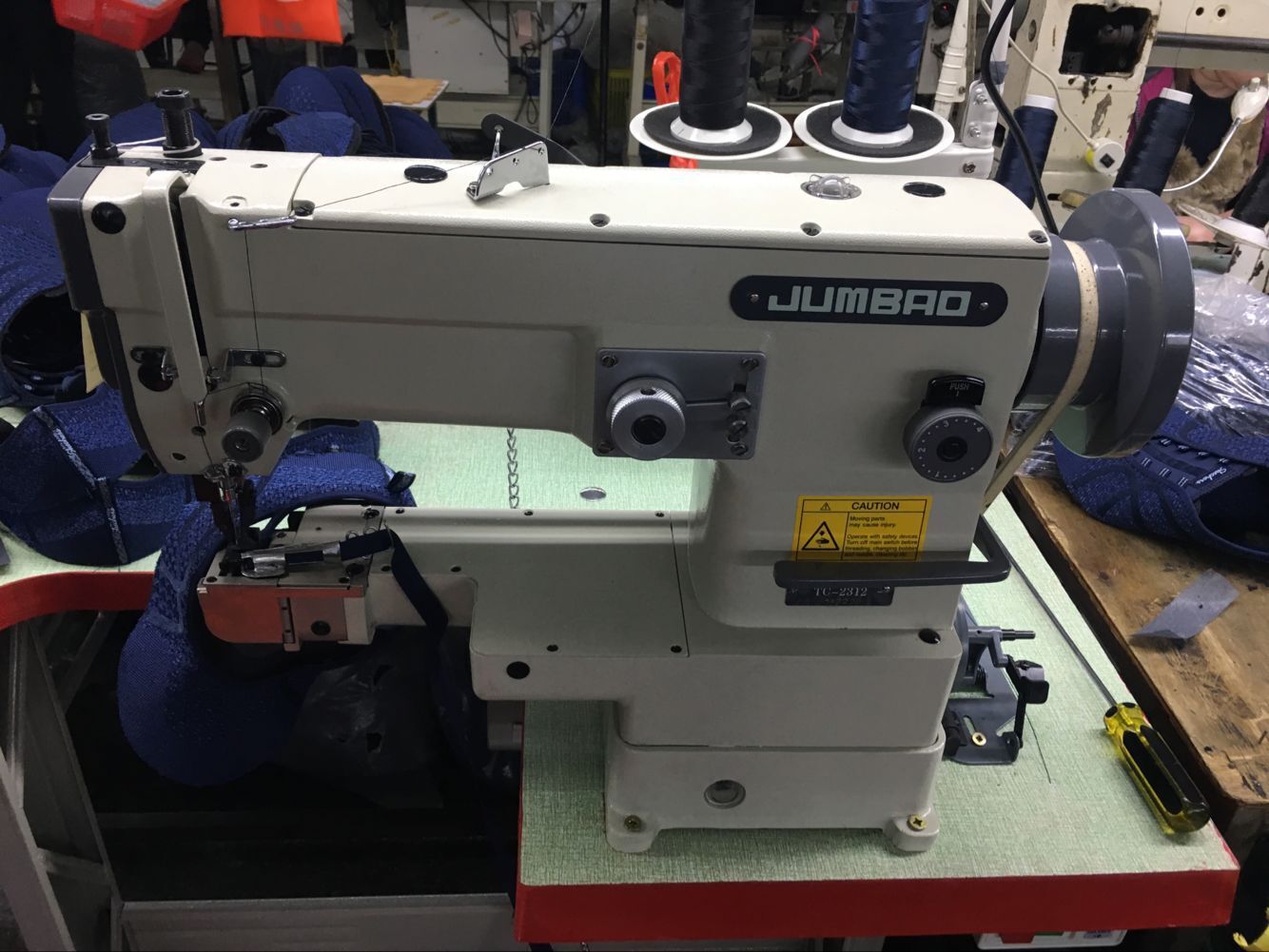 针宝自动供油双同步筒型小梭曲折缝人字车包边缝纫机