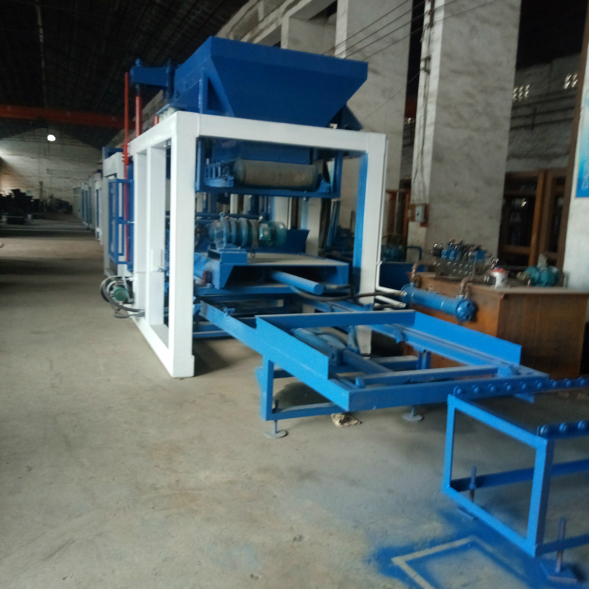 供qt12-15 免烧空心砖机 全自动液压空心砖机 混凝土空心免烧砖机