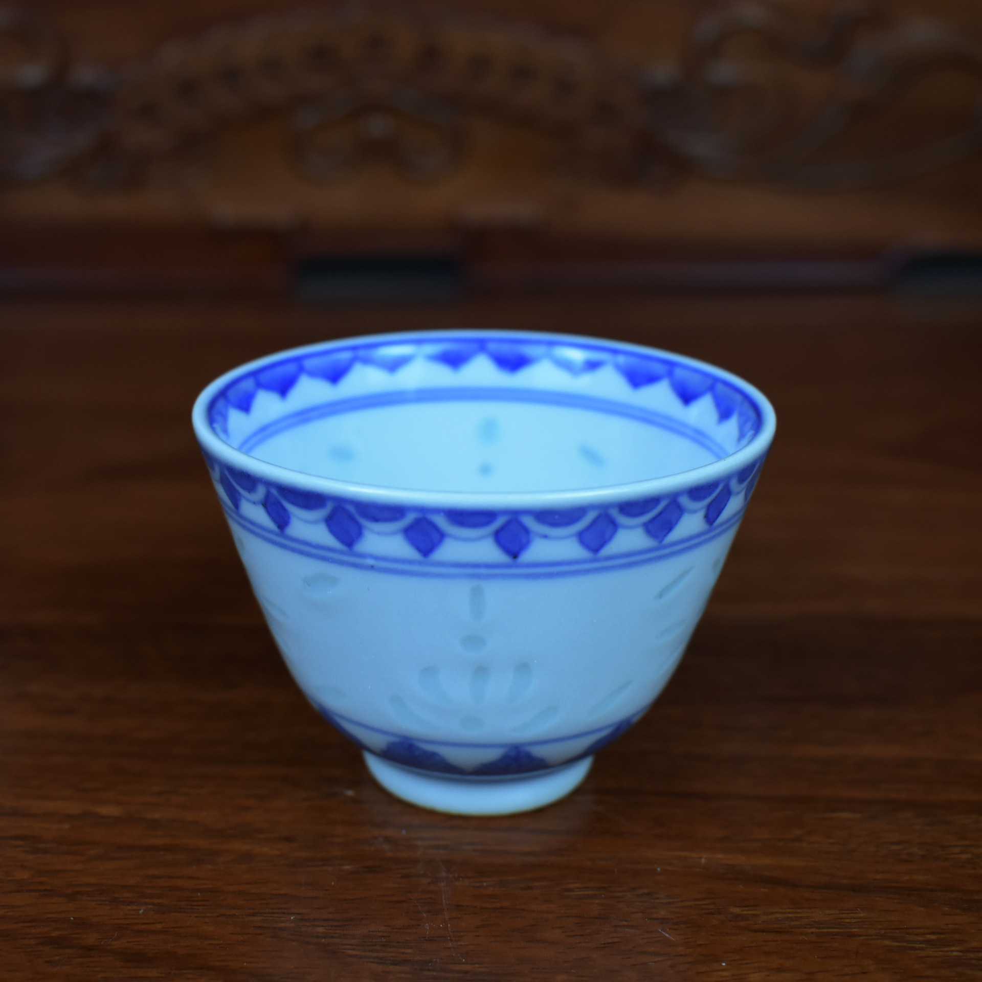 厂家直销景德镇文革厂货60年代纯手工玩玉款青花玲珑功夫茶杯