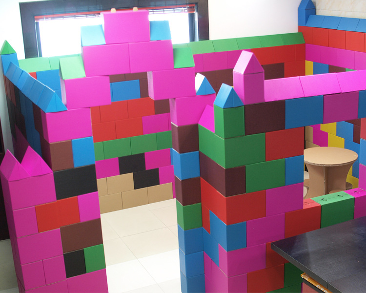 创意方块多彩纸盒积木城堡适用于大型展会 幼儿园 促销场地等深圳