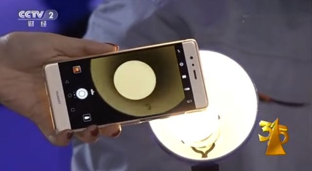 将照相机的取景器对准台灯光源,如果台灯频闪很小的