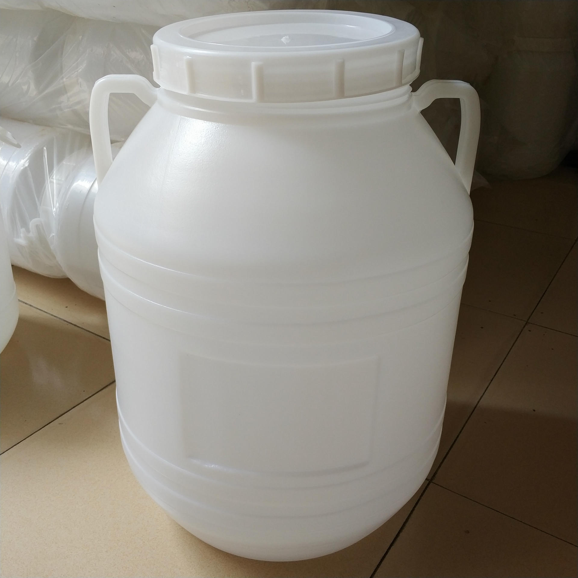 生产塑料桶的主要原料是聚乙烯(polyethylene,pe),简称pe.