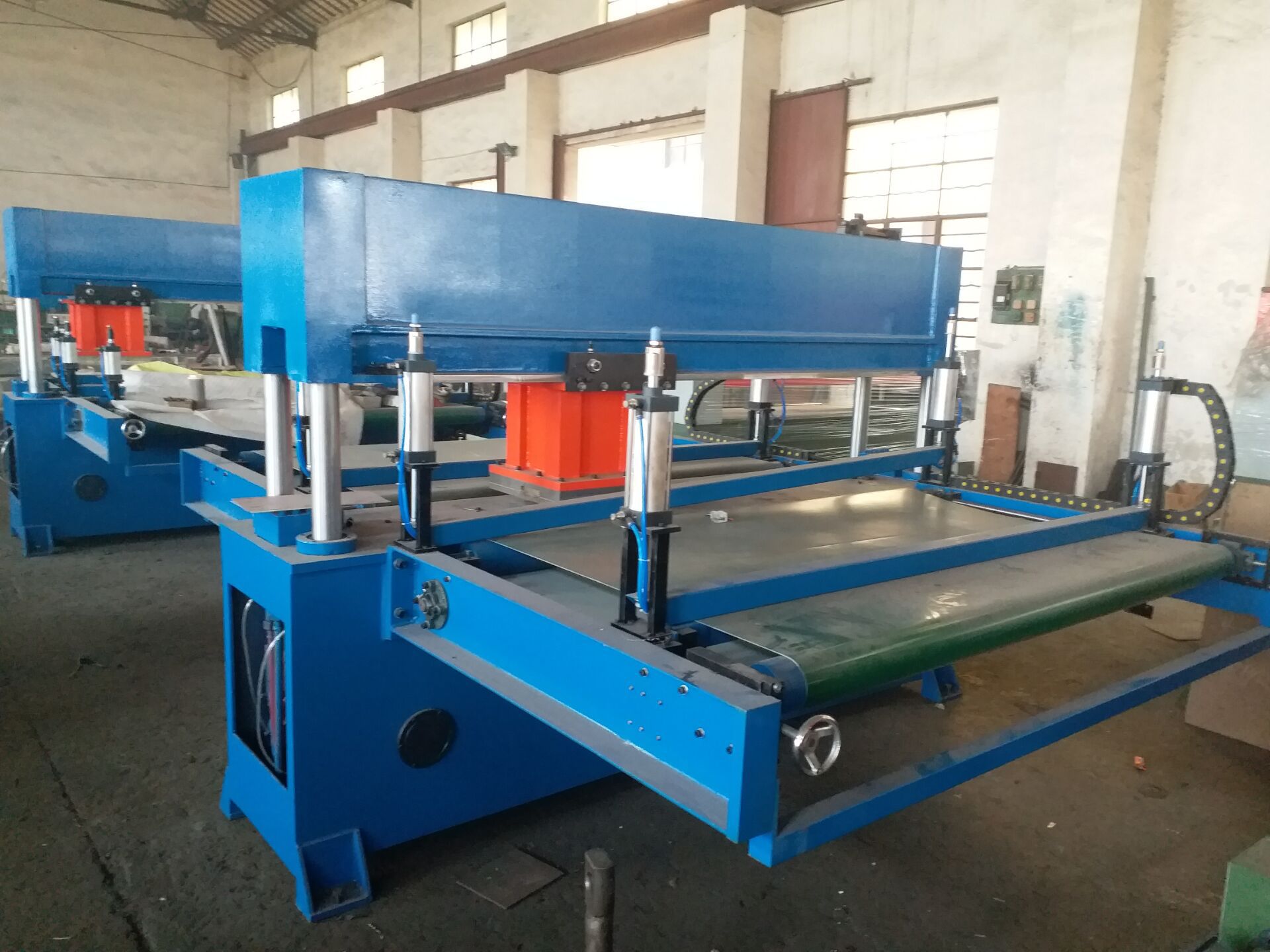 厂家直销自动裁断机帽檐帽舌裁断机下料机-阿里巴巴