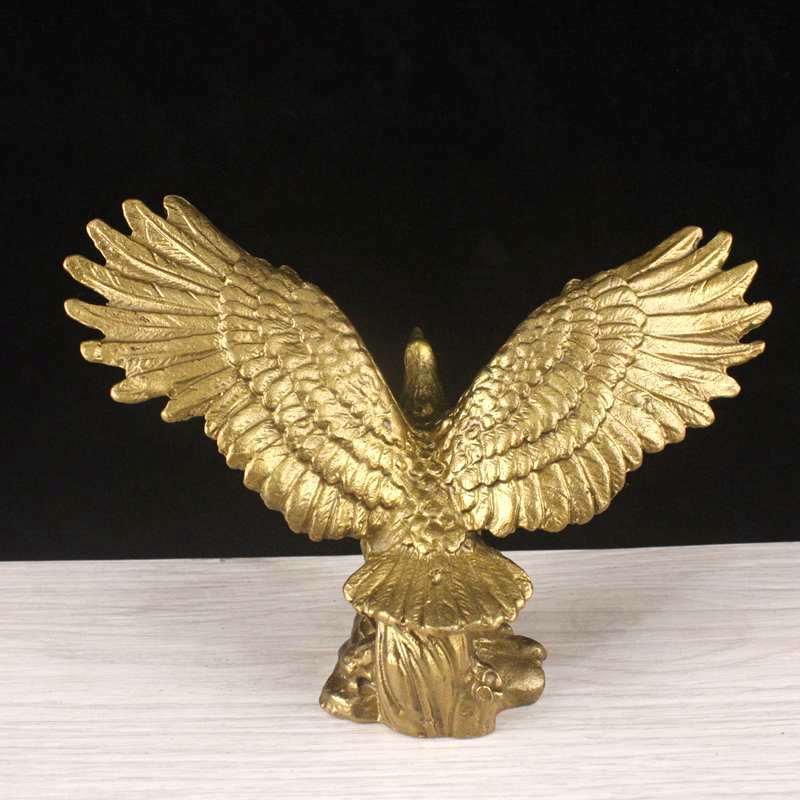 鹰击长空鱼翔浅底,还寓意有雄心壮志的人在广阔的领域中施展自己的