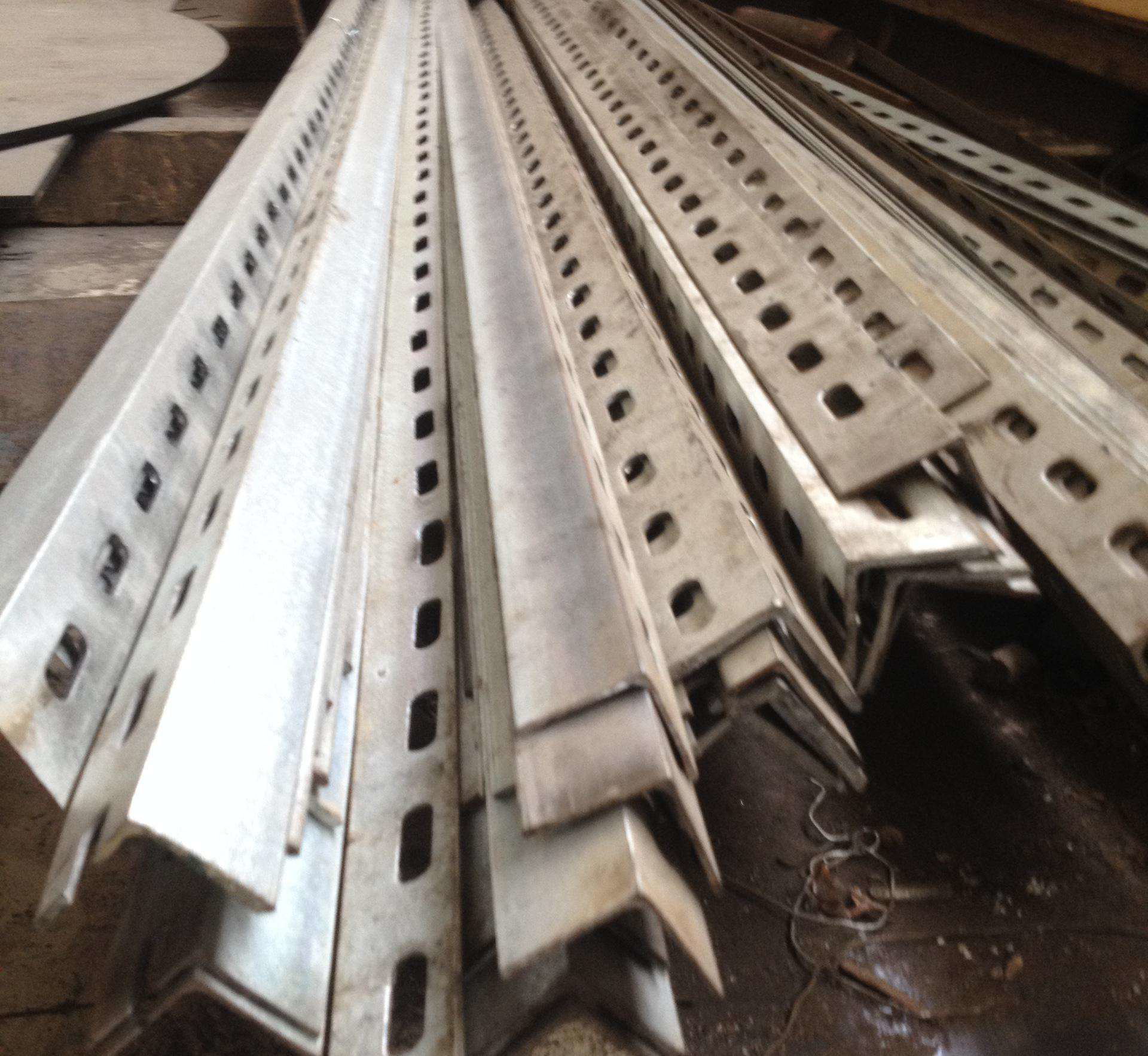 批发热镀锌冲孔花角钢铁桥架电厂抗震支架多功能三角铁40x40x4