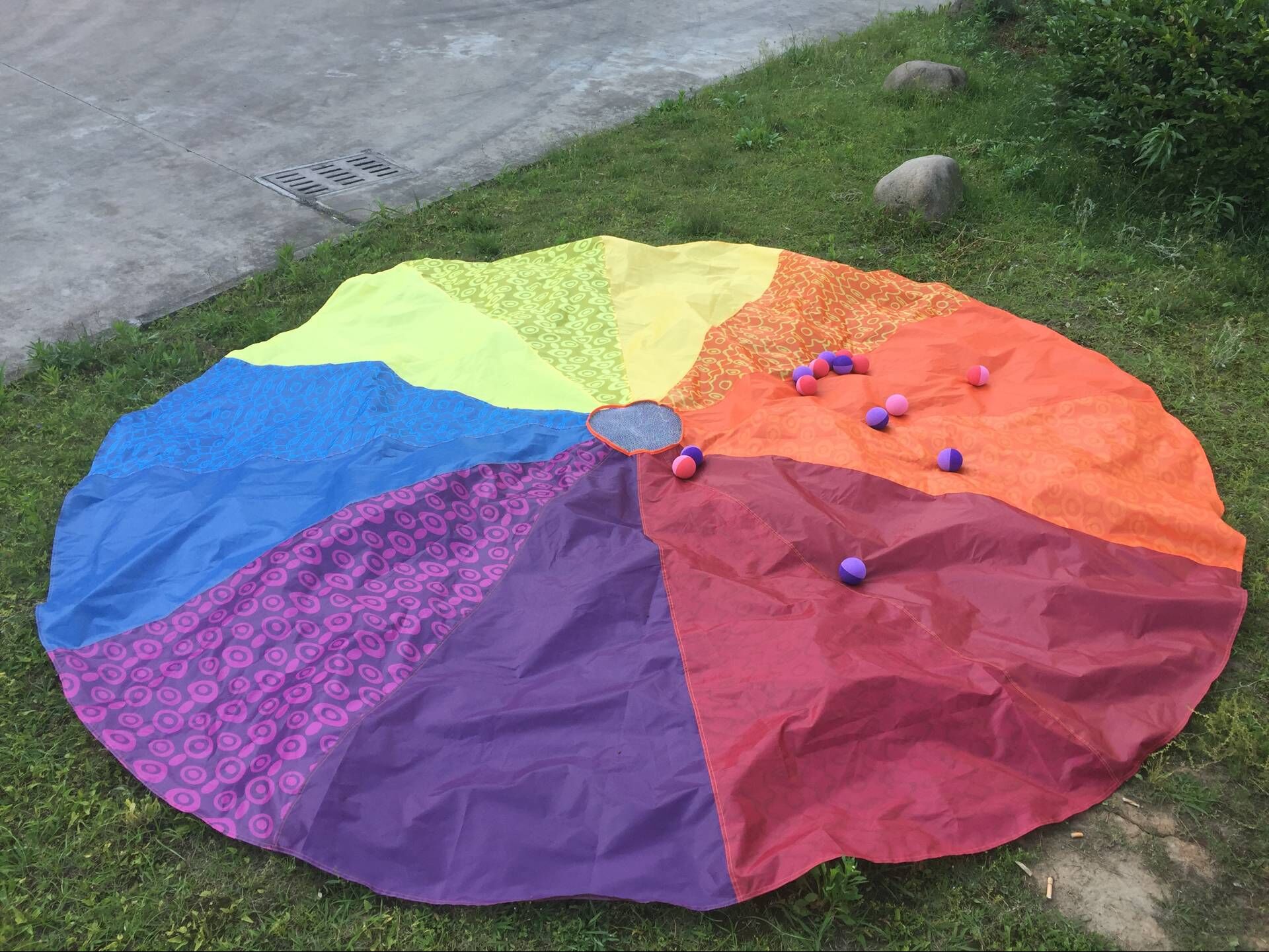 实力厂家直销幼儿园彩虹伞儿童游戏降落伞亲子早教感统训练器材