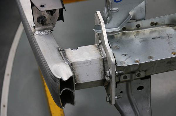 吸能盒,顾名思义,可以在低速碰撞时吸收能量,减少形变.