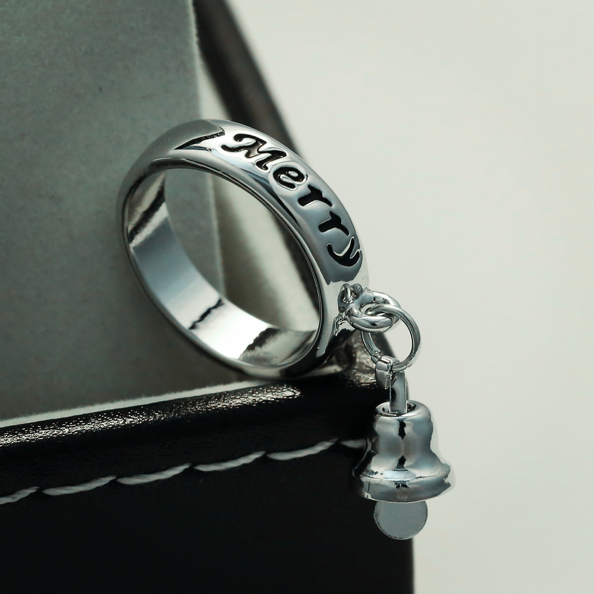 圣诞节礼物饰品批发创意圣诞铃铛指环热销款百搭韩版戒指现货